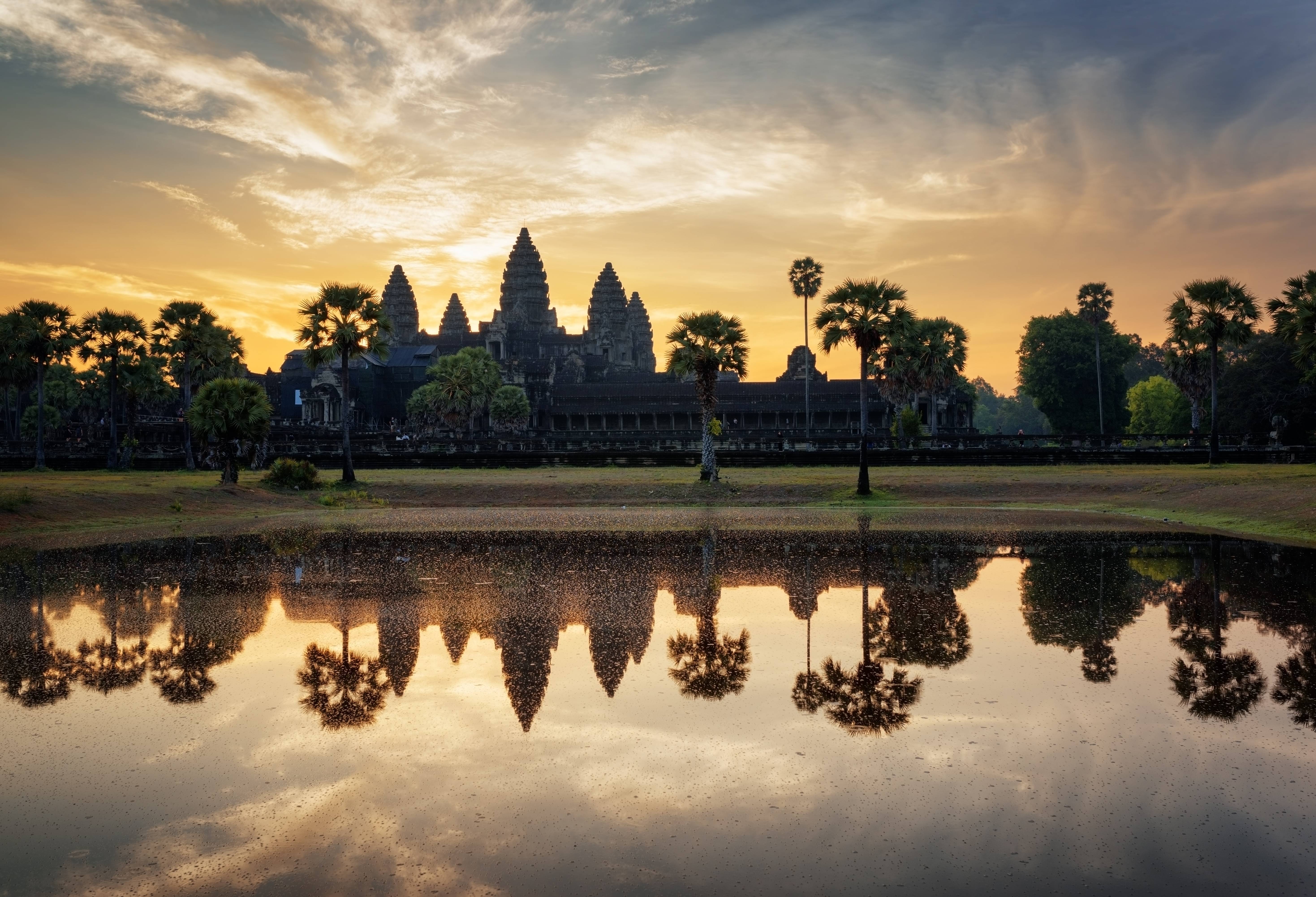 Angkor Wat bij zonsondergang in het Angkor tempelcomplex in Cambodja