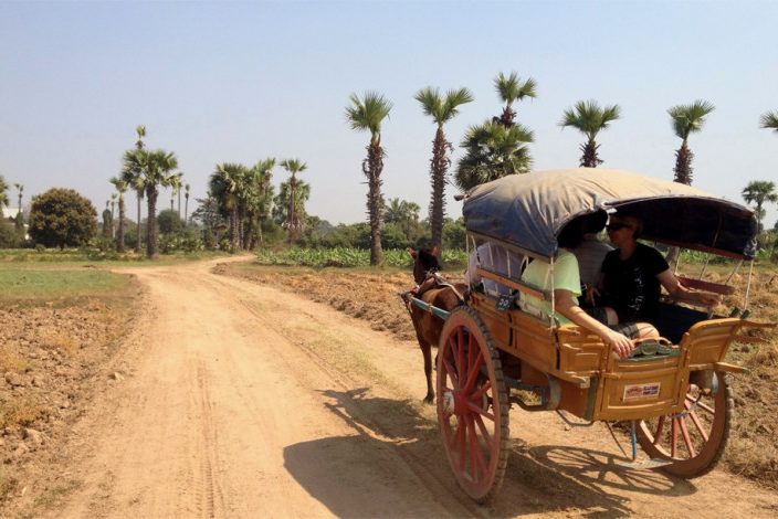 Met paard en wagen in Inwa vlakbij Mandalay