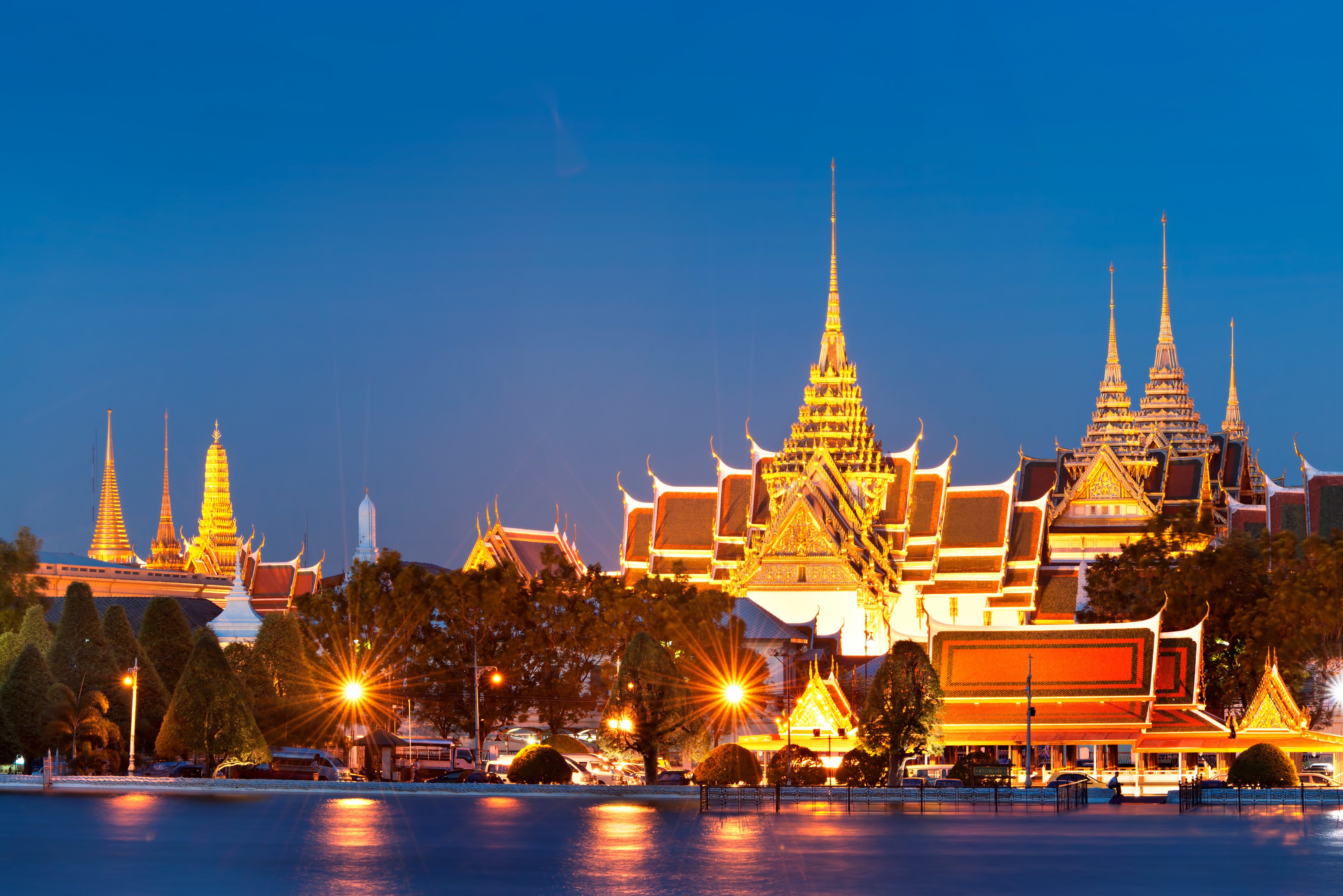 Топ бангкок. Королевский дворец в Тайланде. Королевский дворец и храм изумрудного Будды. Королевский дворец Тайланда ночью. Balancer Бангкок.