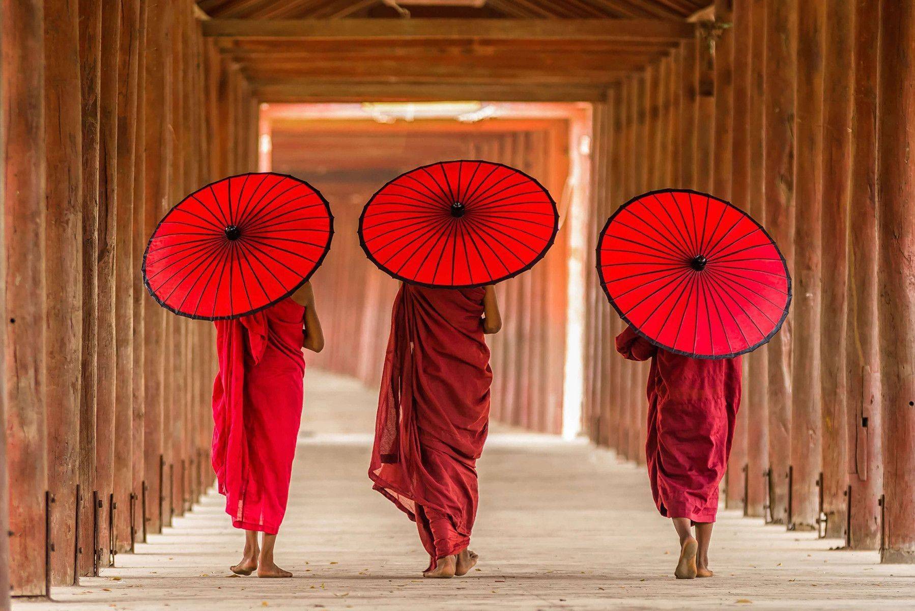 Monniken in houten pagode Myanmar