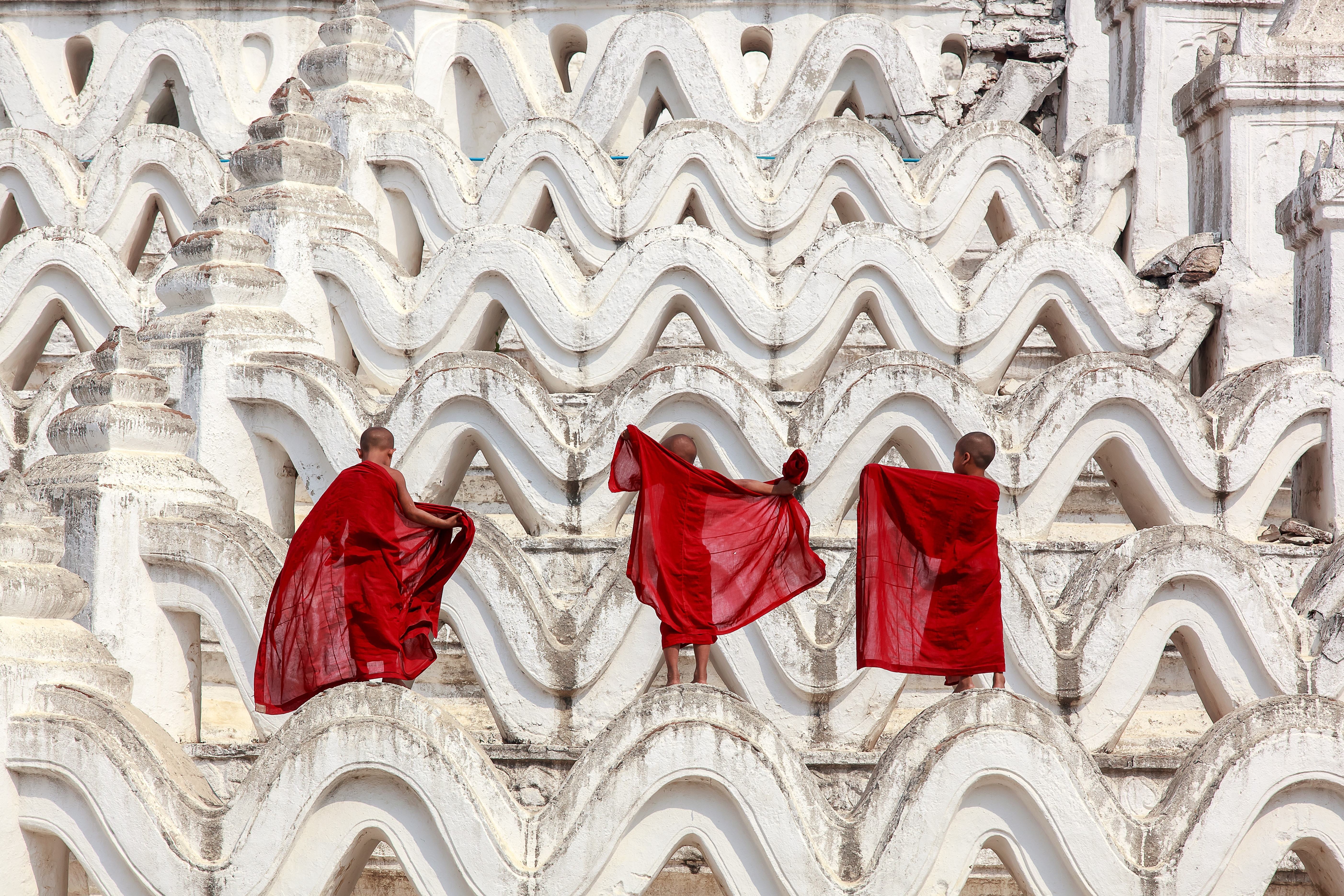 Monniken in Mingun vlakbij Mandalay
