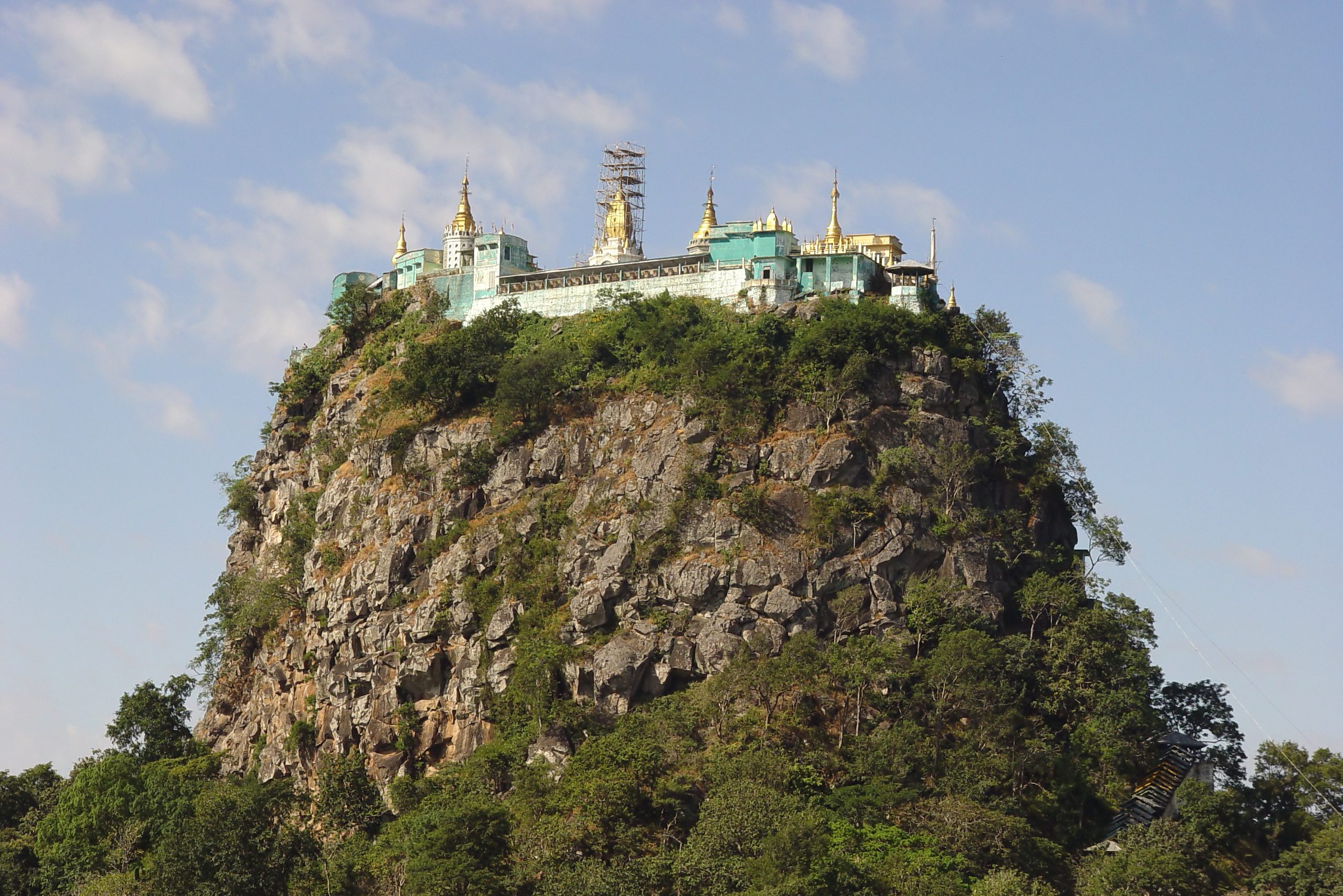 Tempel op de heilige Mount Popa vlakbij Bagan