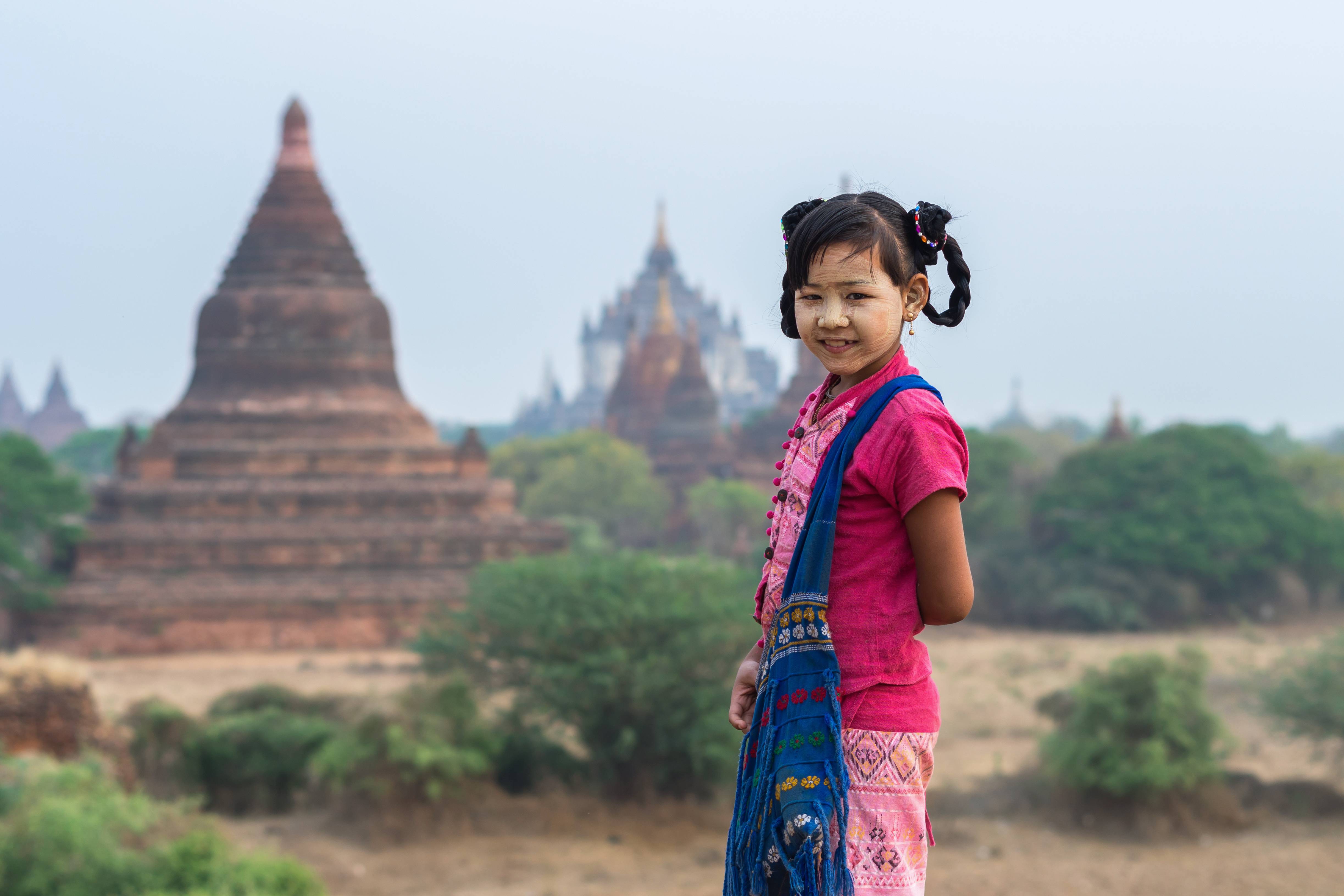 Birmees meisje op de tempelvlakte van Bagan