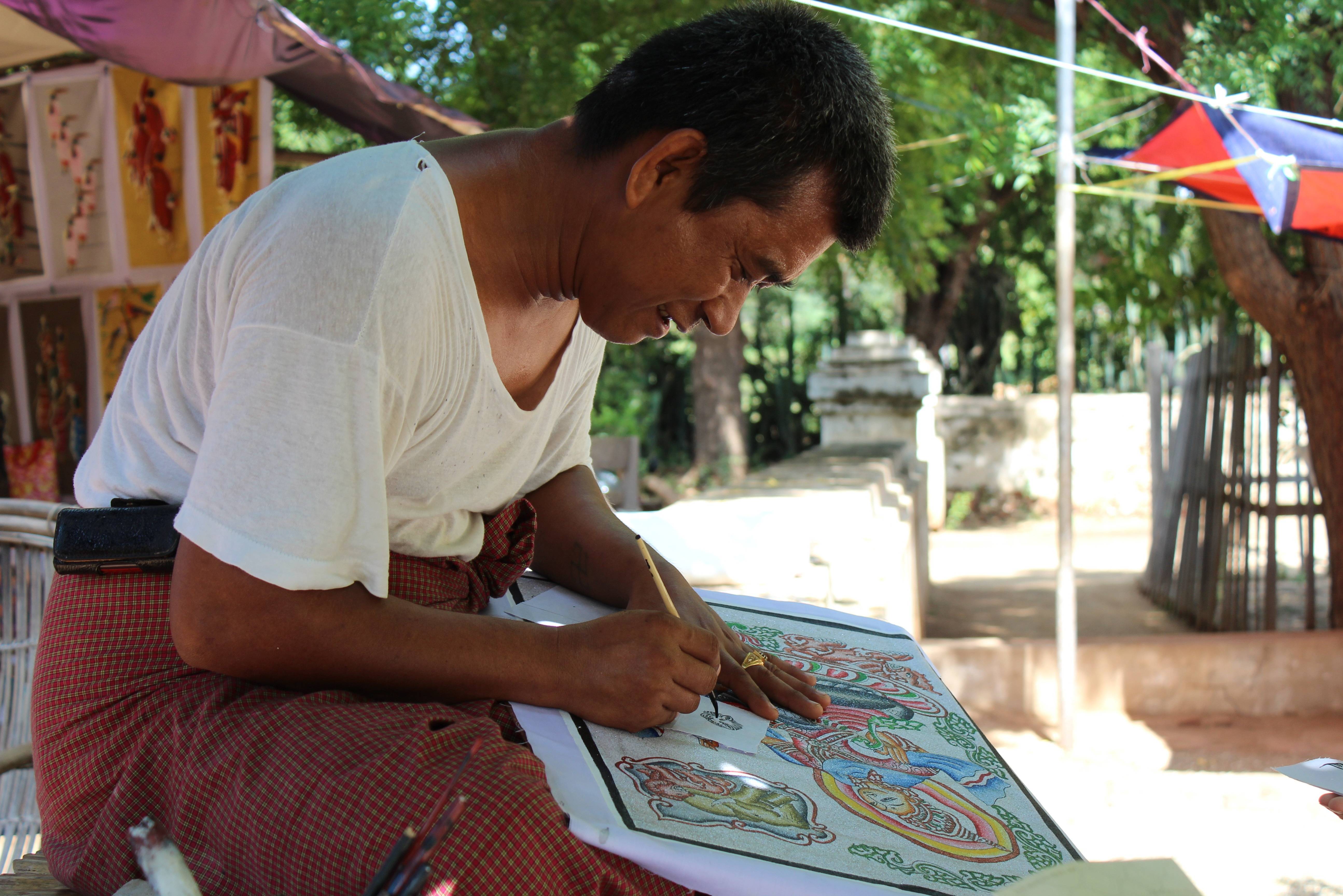 Zandschilderij maken in Bagan Myanmar