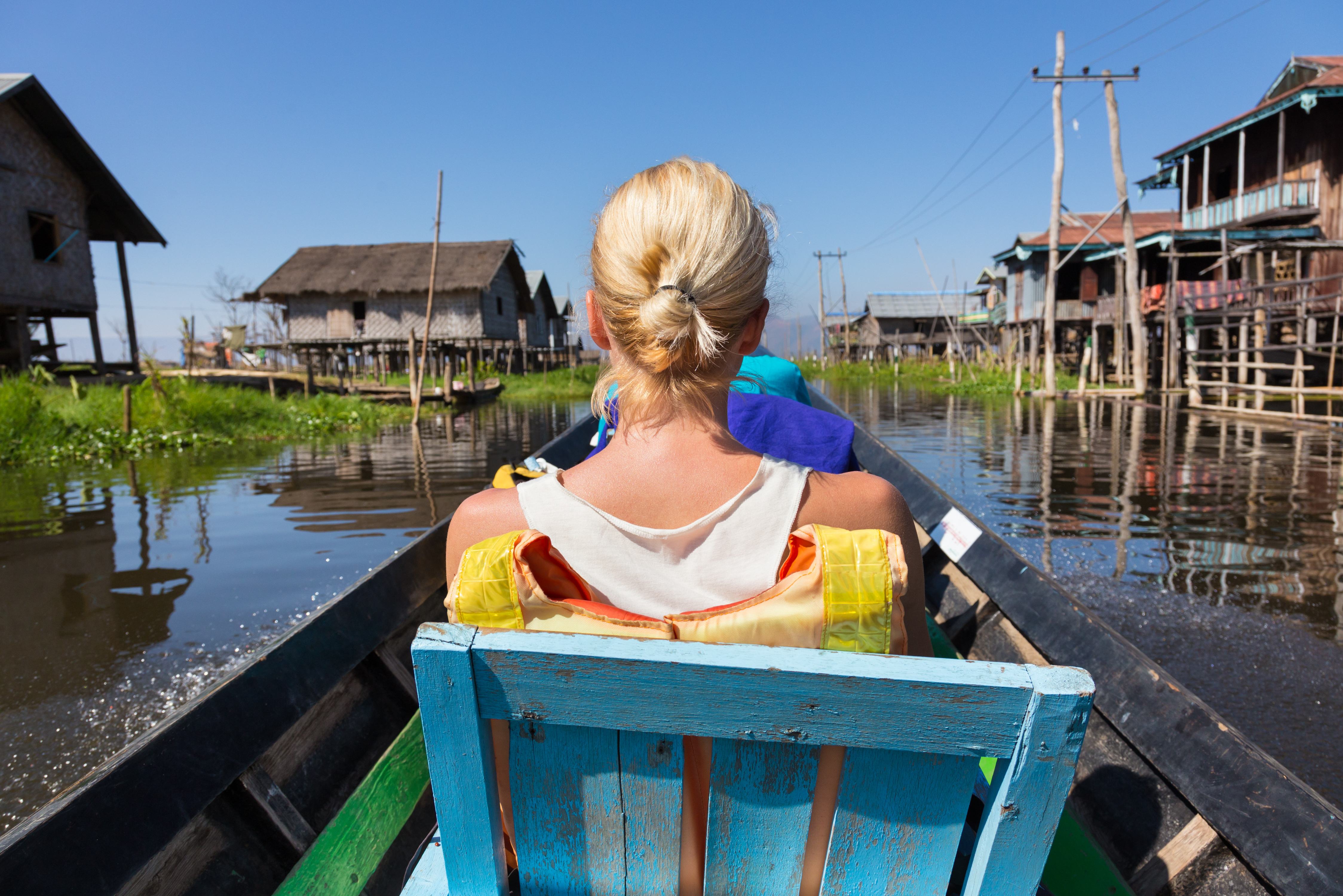 Per longtailboot door Inle Lake Myanmar