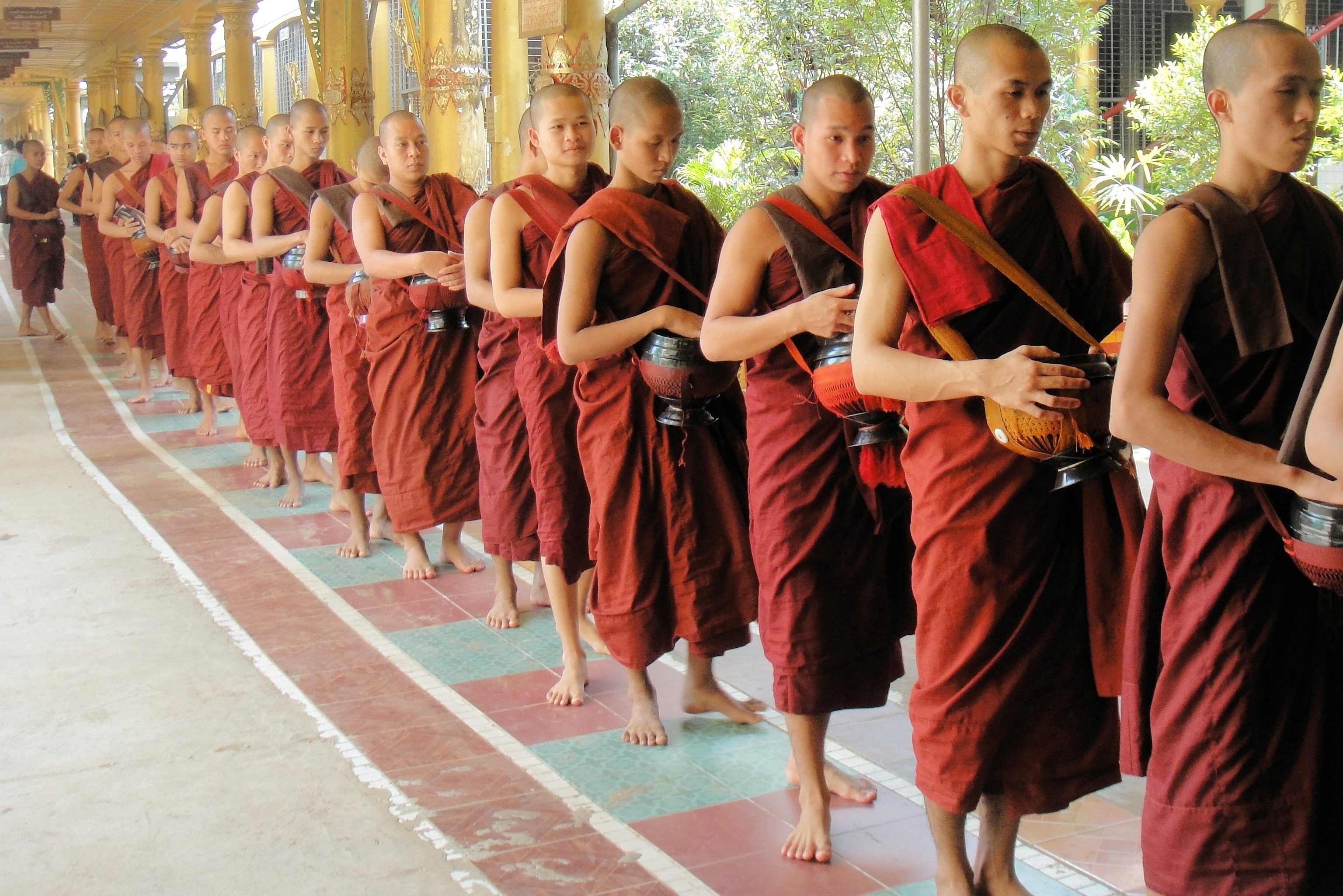 Monniken in klooster in Bago Myanmar