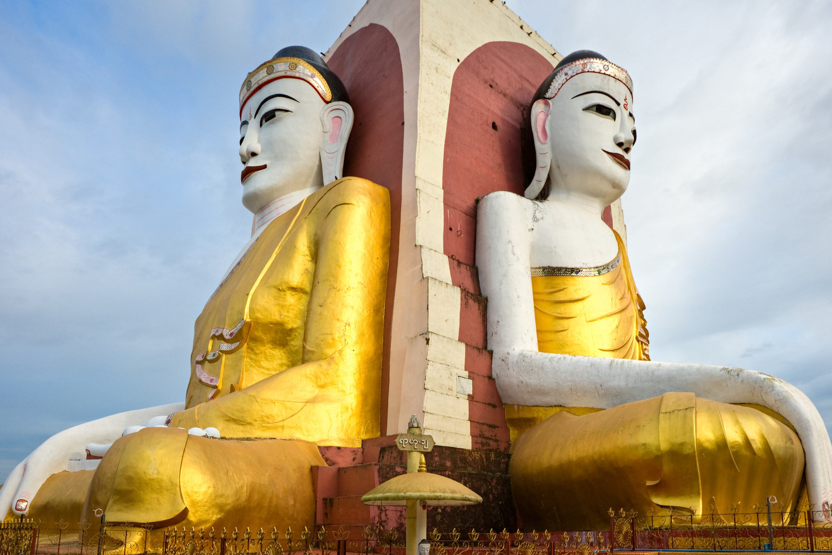 Zittende boeddha's Bago Myanmar