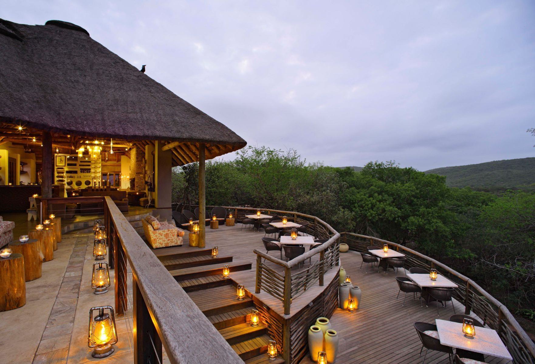 buiten terras van phinda private game reserve in zuid afrika