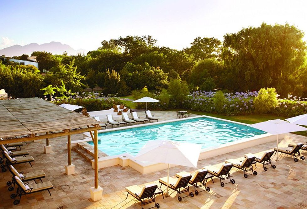 zwembad van the village of spier in stellenbosch zuid afrika