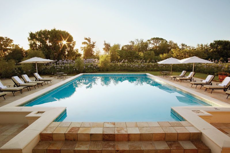 zwembad van the village of spier in stellenbosch zuid afrika