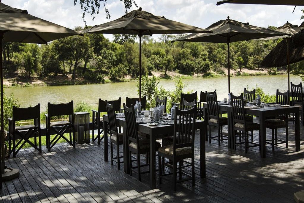 restaurant in simbavati river lodge in zuid afrika