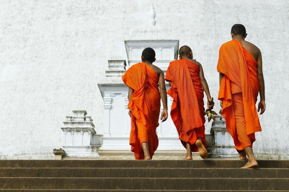Monniken in Anuradhapura in Sri Lanka