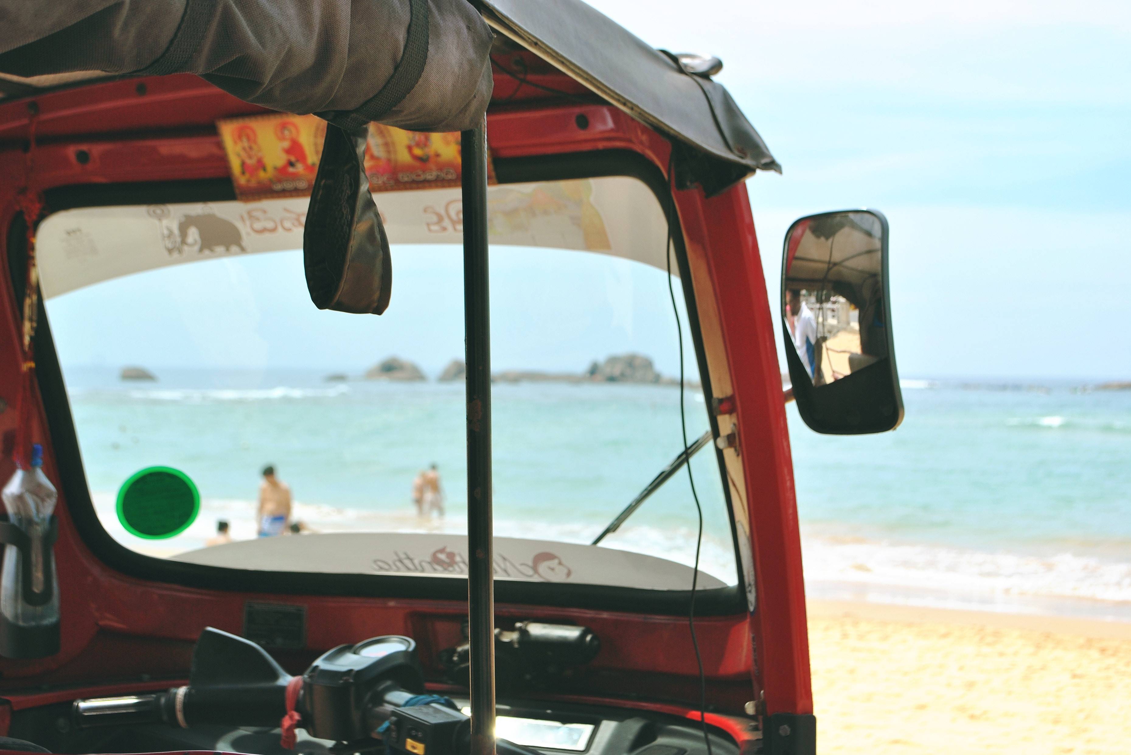 Tuk tuk op het strand van Sri Lanka