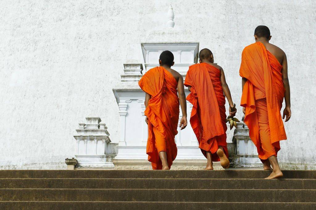 Monniken in Anuradhnapura in Sri Lanka