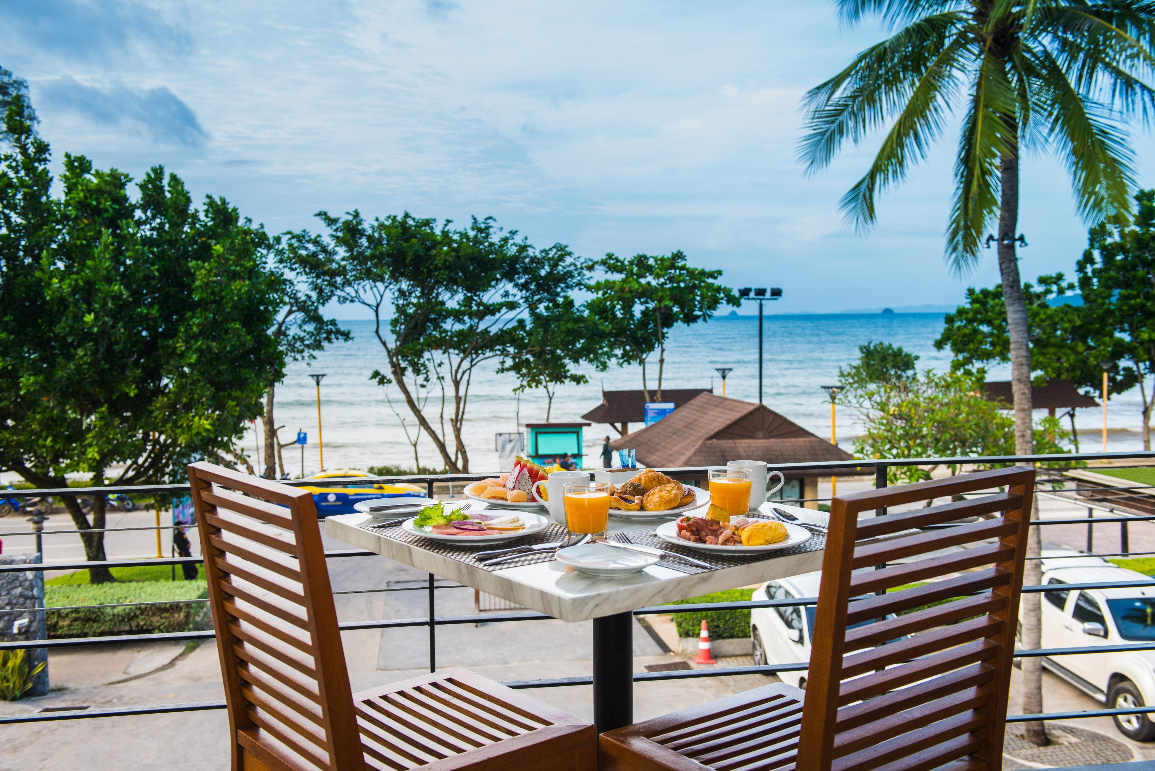 Holiday inn resort krabi ao nang beach. АО Нанг Бич Краби. Holiday ao nang Beach Resort. Holiday Inn Resort Krabi ao nang 5*. Ибис Краби АО Нанг.