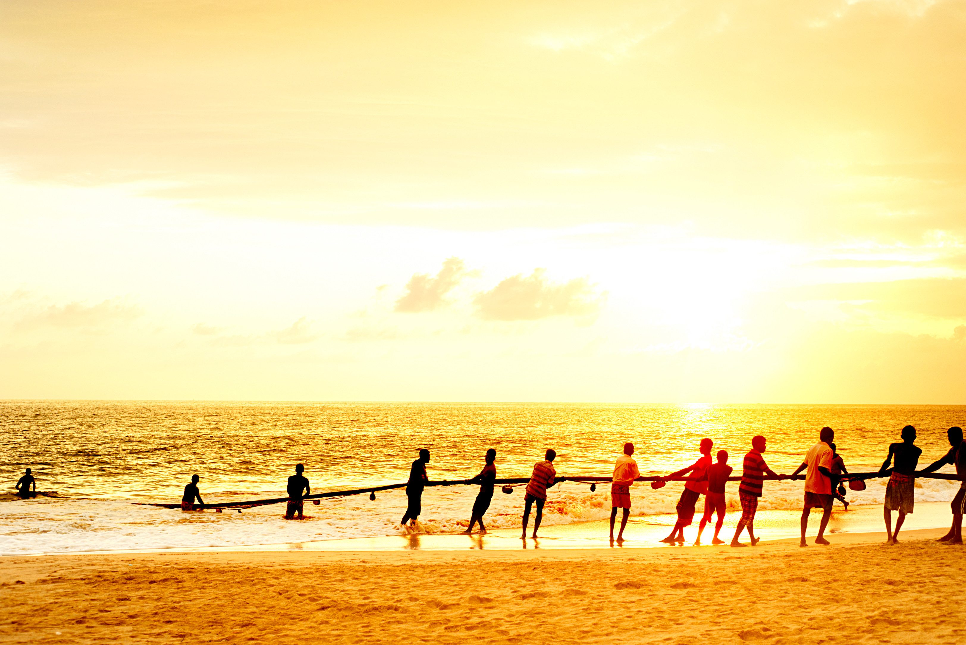 Vissers op het strand bij Negombo