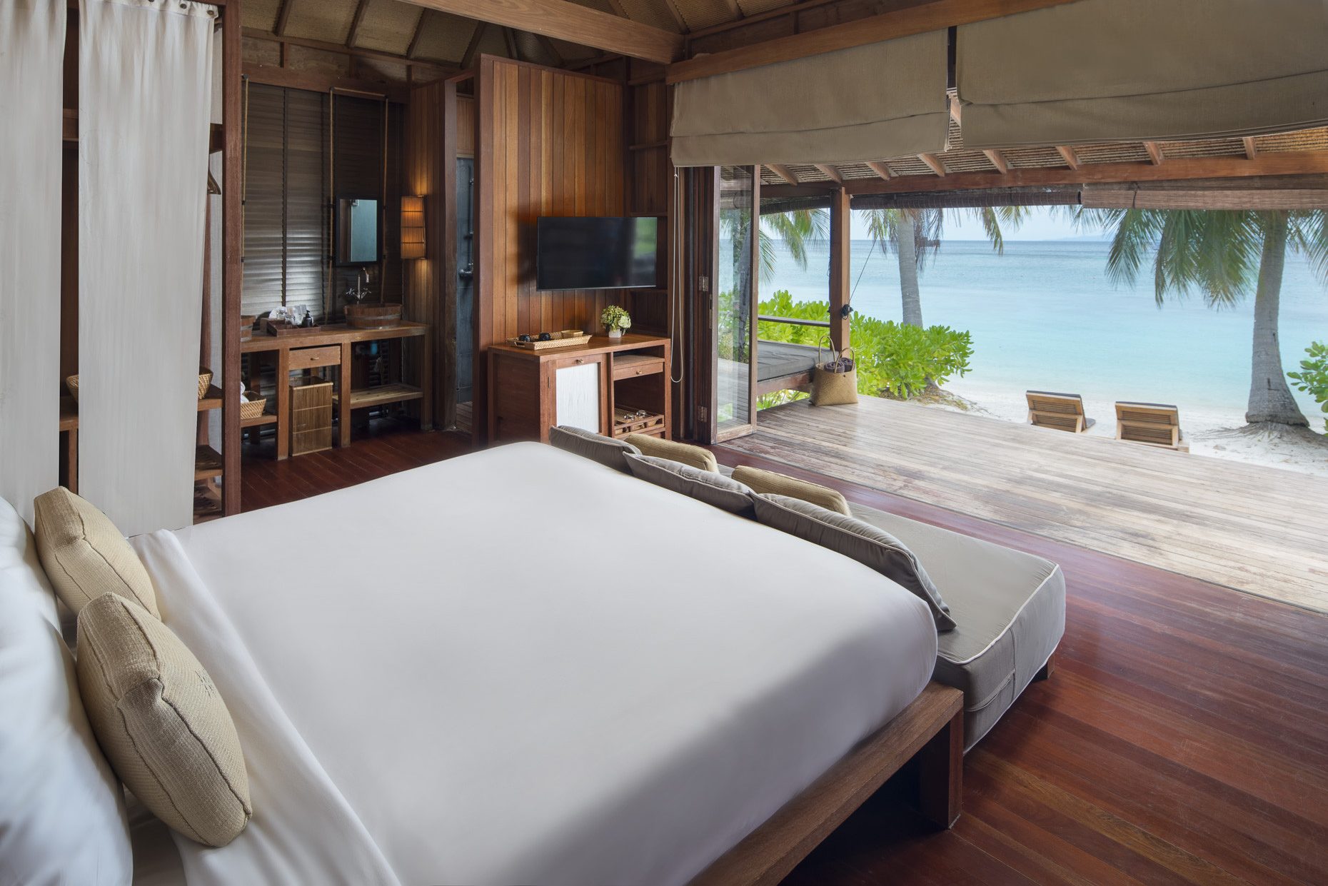 Haad Tien Resort Castaway Beach in Koh Tao Thailand