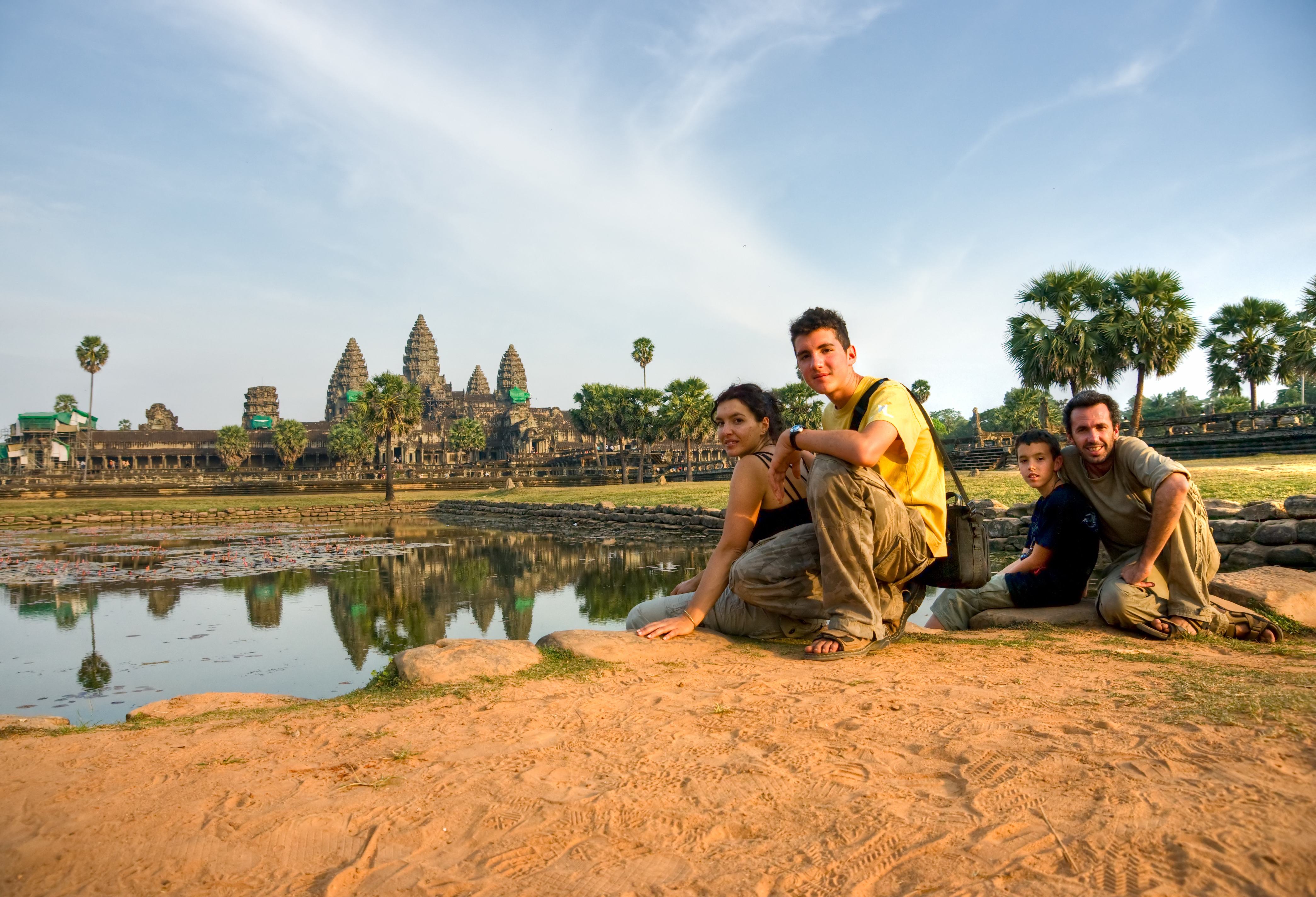 Toeristen buiten Angkor Wat in Cambodja