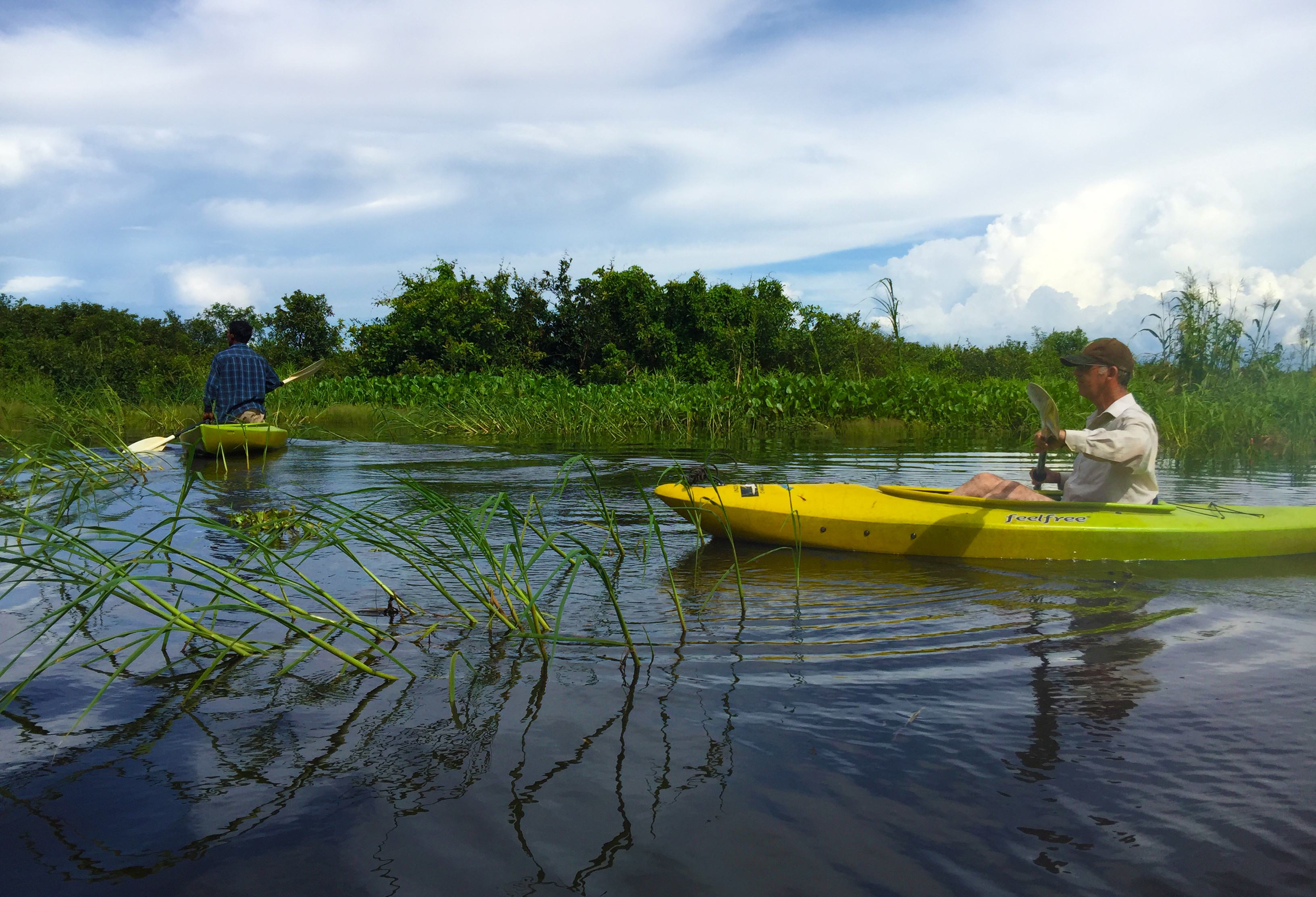 Kajakken in het Tonle Sap meer in Cambodja