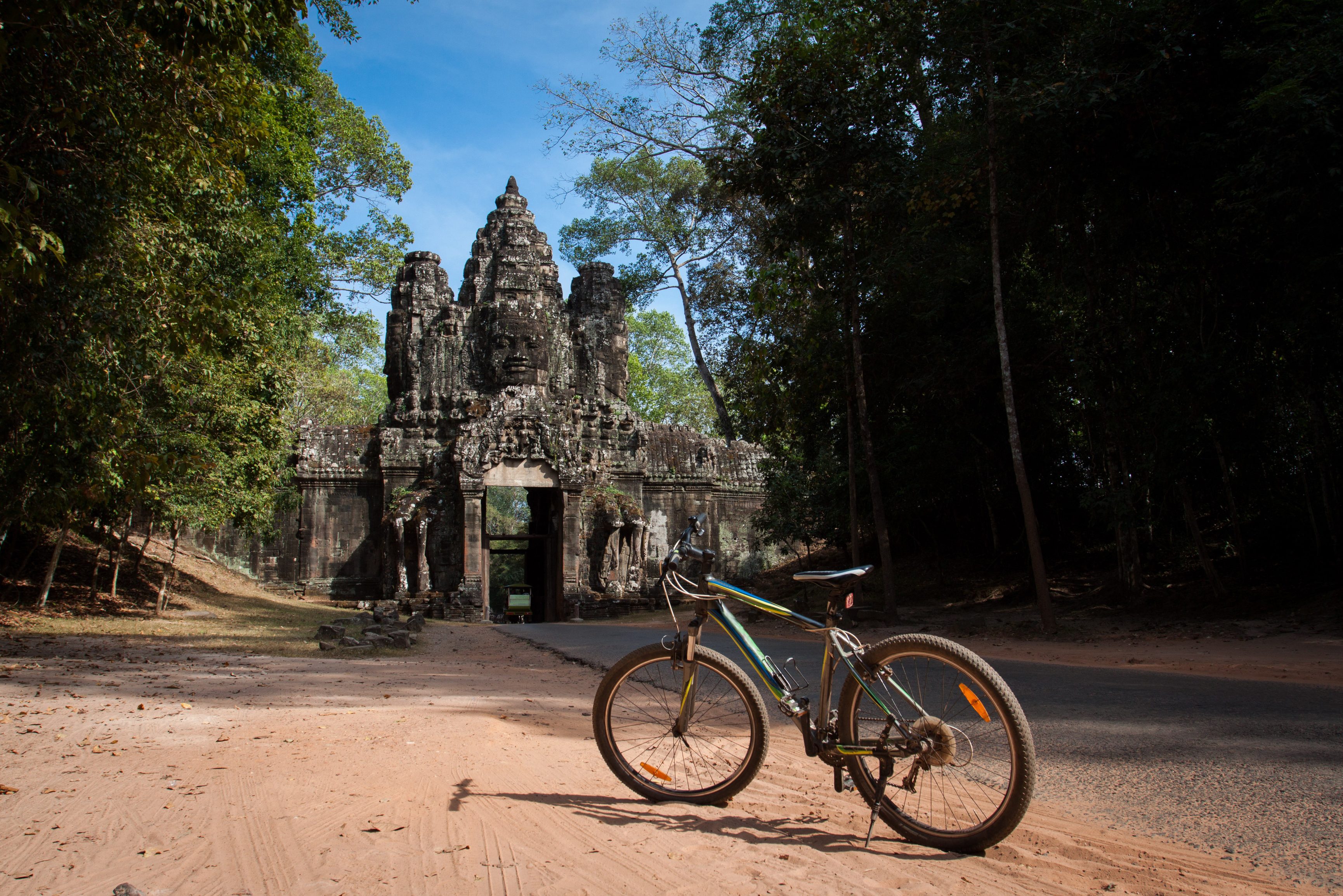 Fietsen in het Angkor tempelcomplex in Cambodja