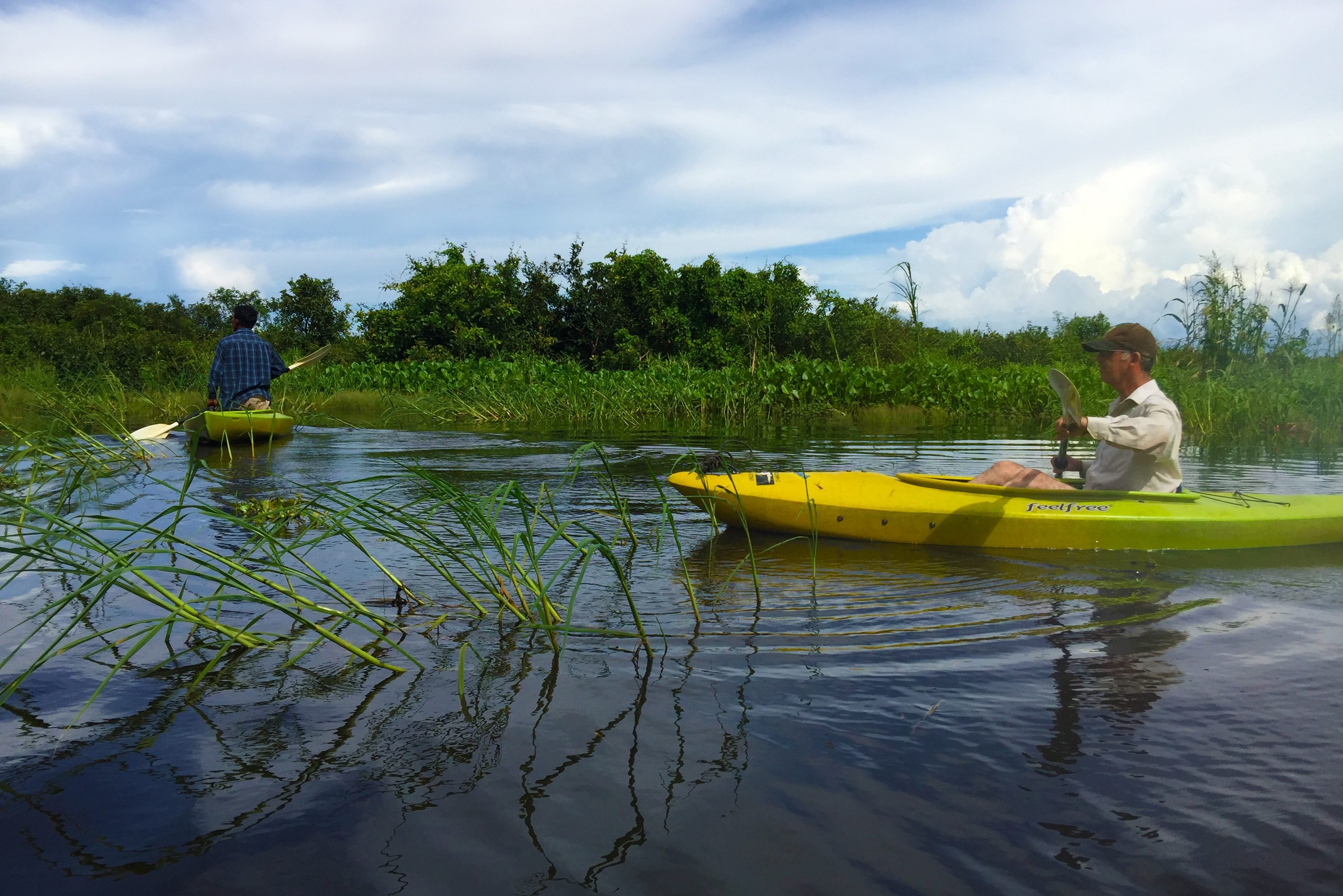 Kajakken in het Tonle Sap meer in Cambodja