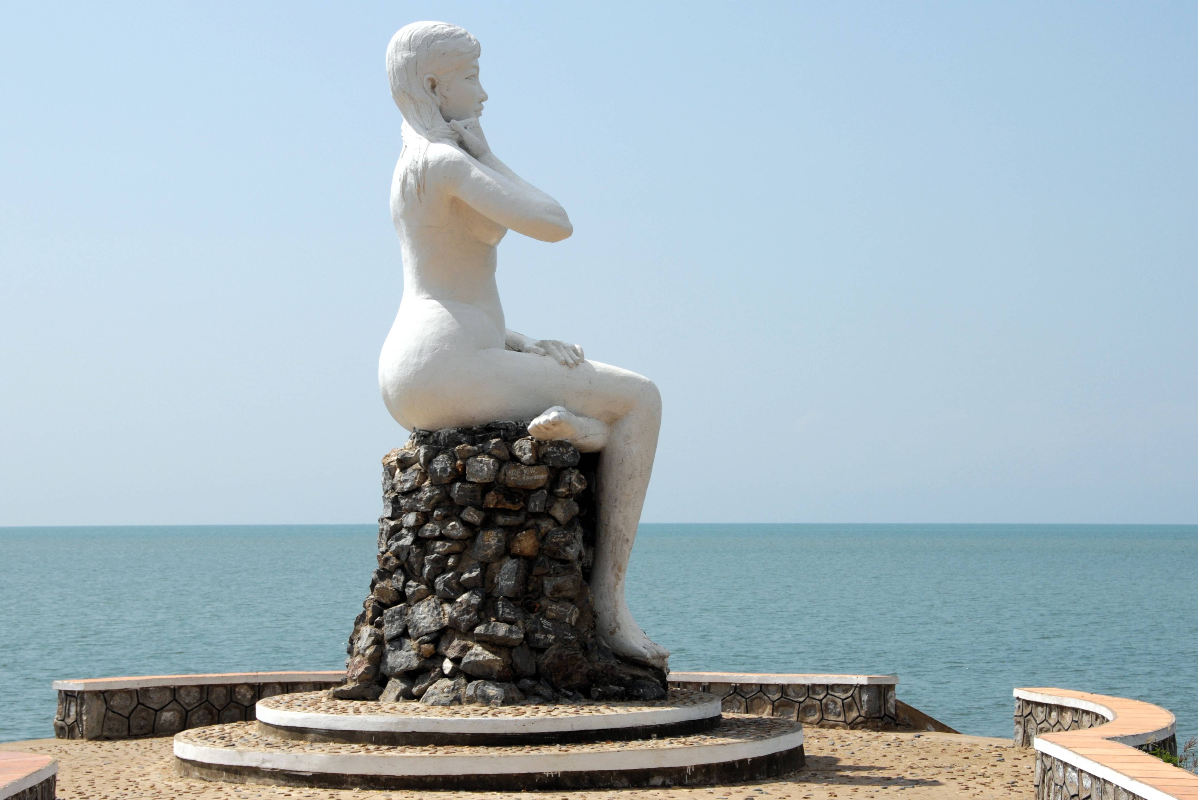 Beeld aan de kust in Kep in Cambodja