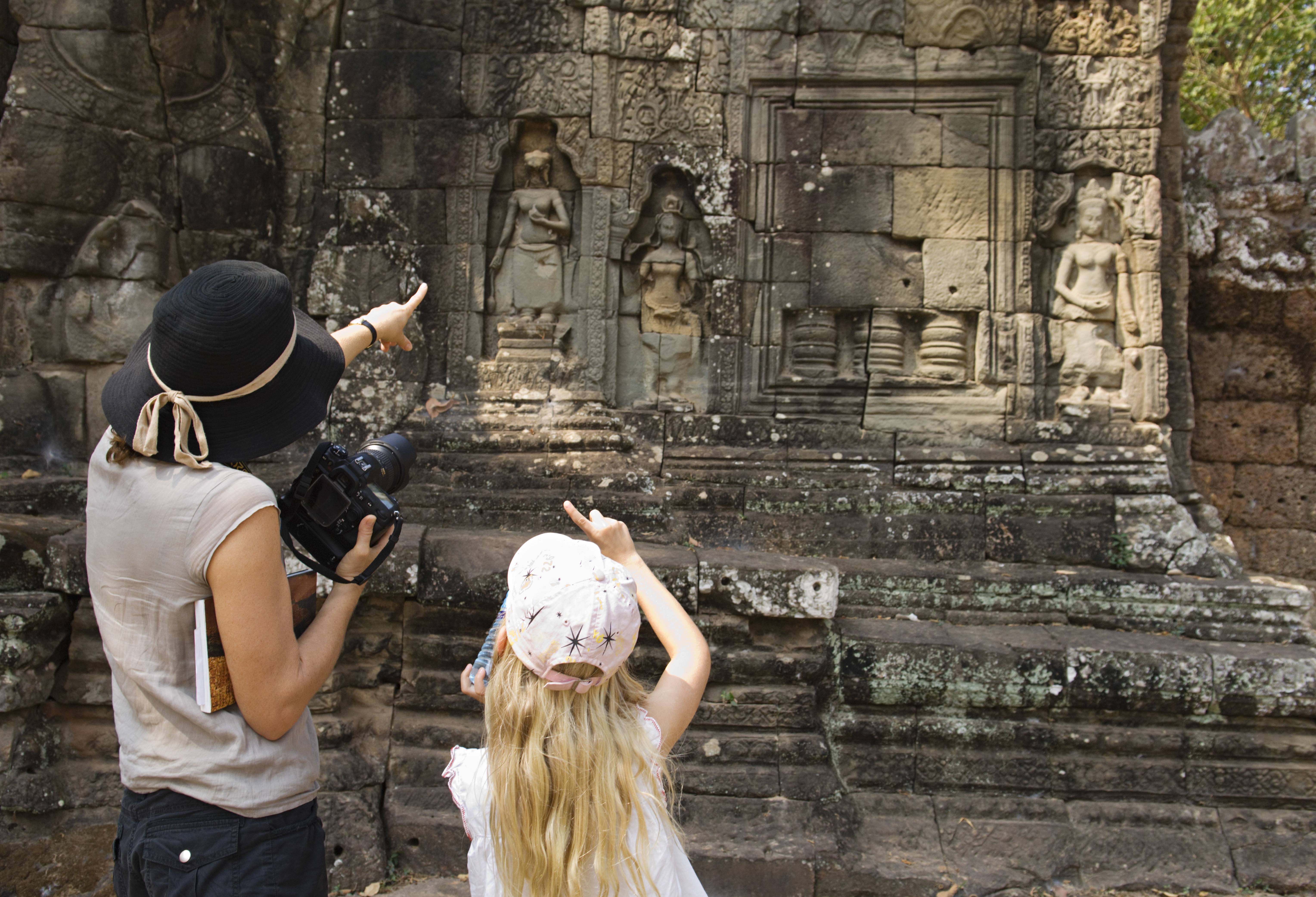 Moeder en dochter in het Angkor tempelcomplex in Cambodja