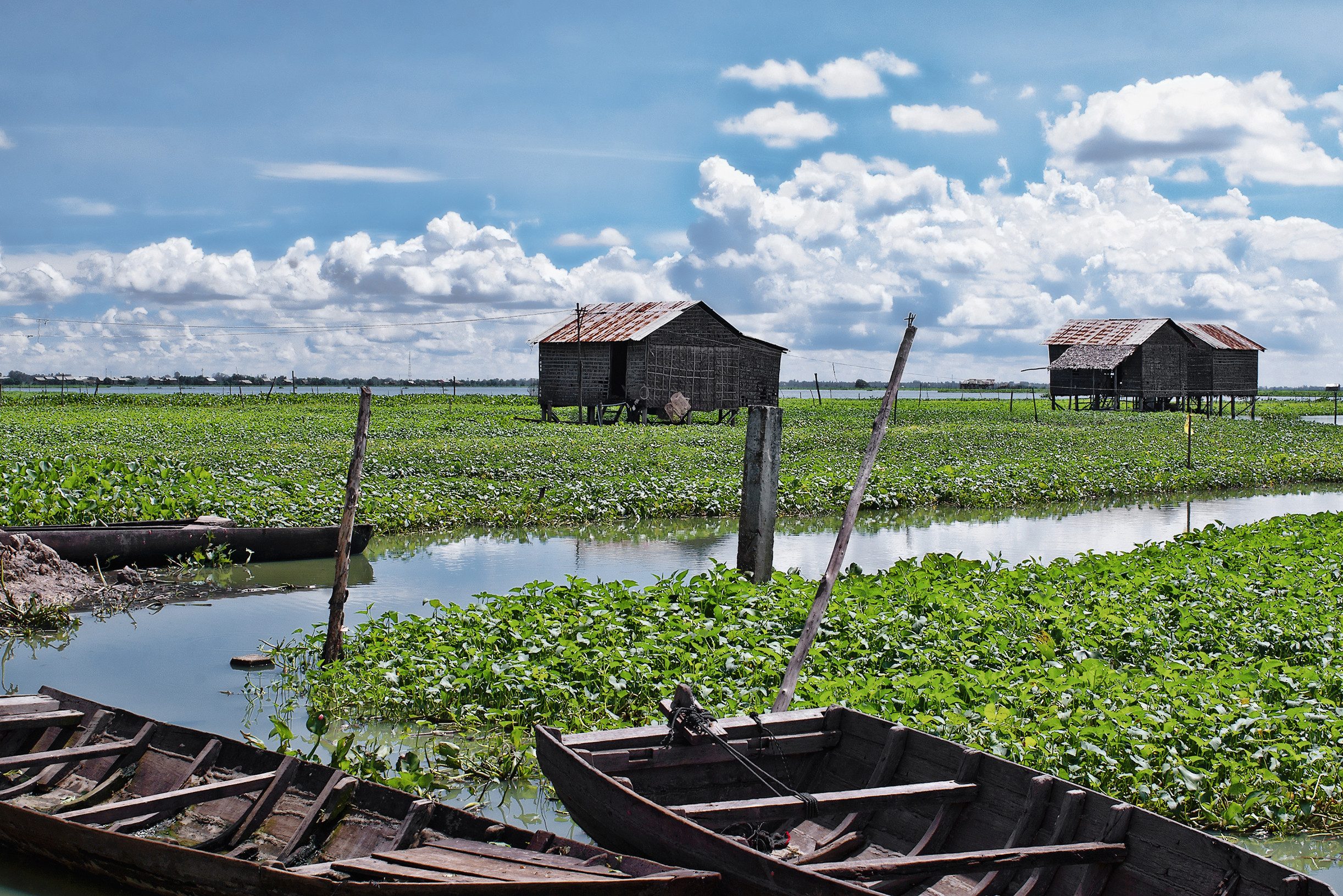 Huizen op palen in het Tonle Sap meer nabij Siem Reap, Cambodja