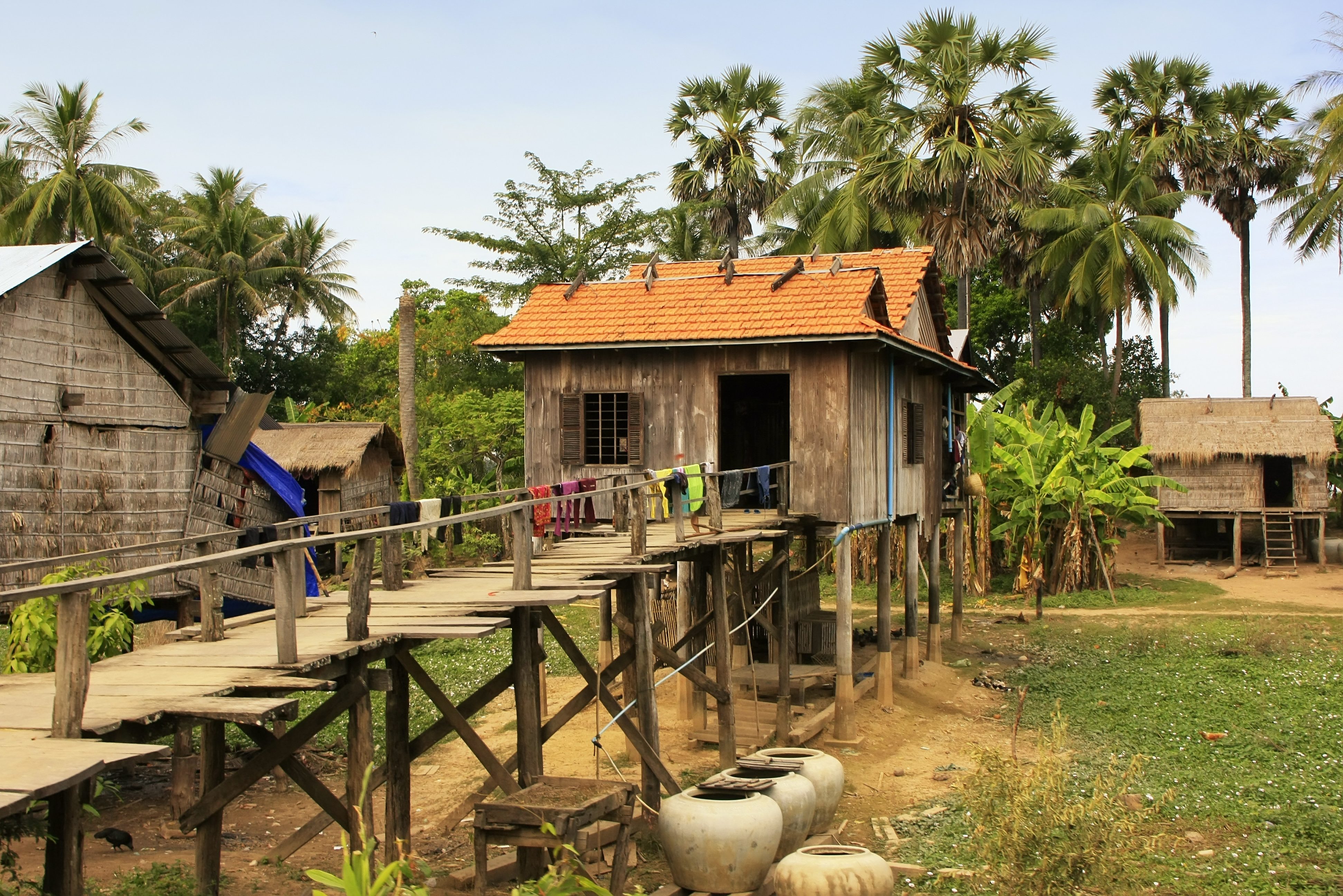 Dorp met huizen op palen in de omgeving van Kratie, Cambodja