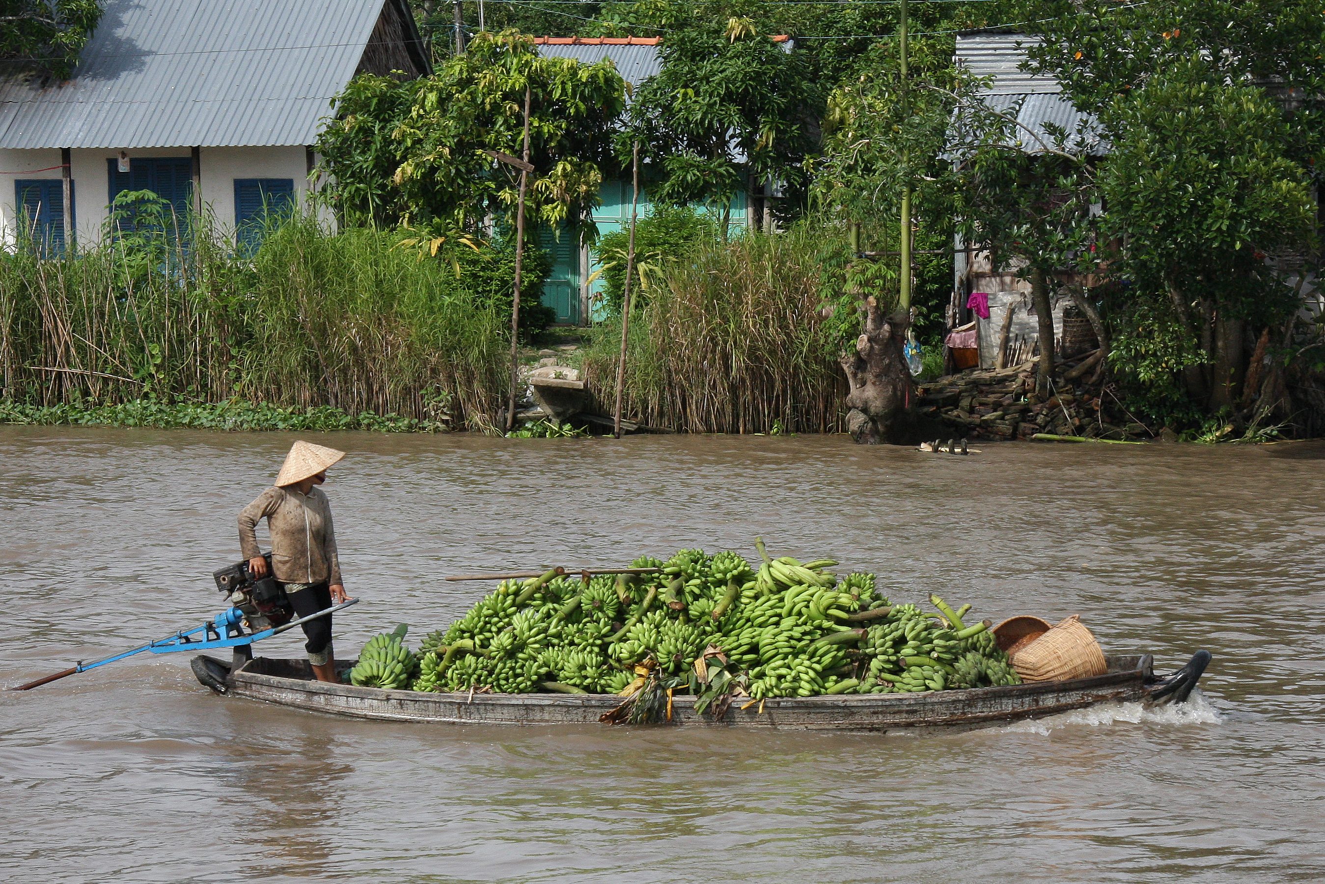 Boot op weg naar drijvende markt in de Mekong Delta in Vietnam