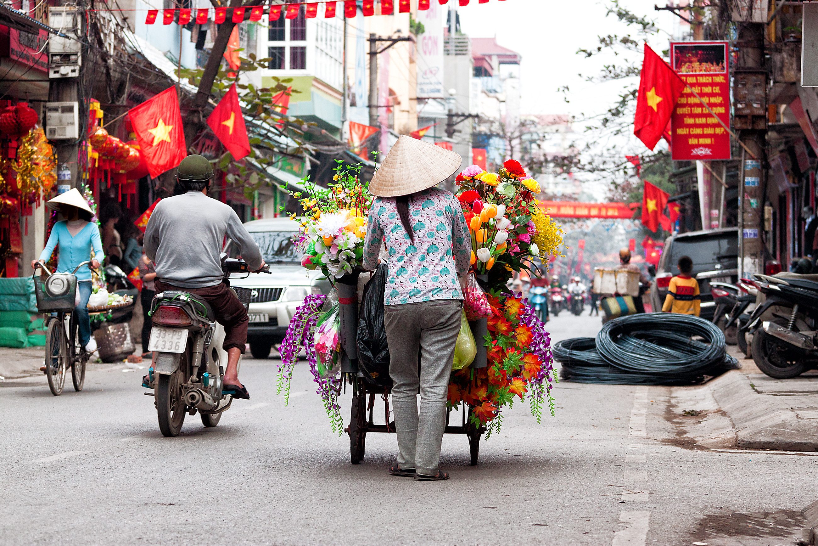 Straatbeeld in de oude wijk van Hanoi, Vietnam