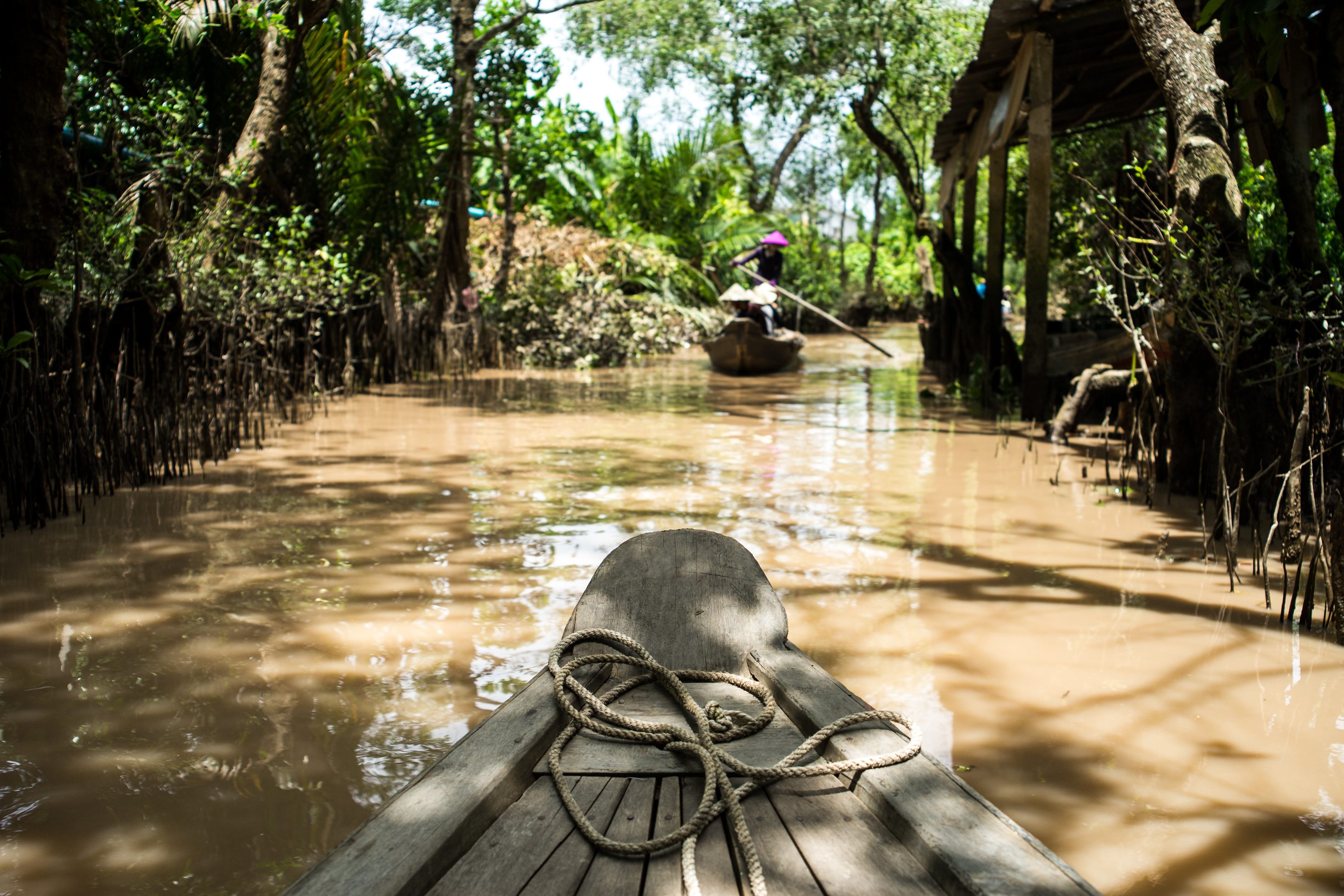 Varen door de kanaaltjes van de Mekong Delta in Vietnam