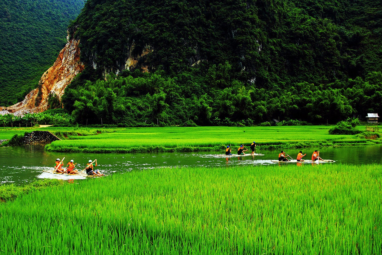 Varen op een bamboe raft in Mai Chau, Vietnam