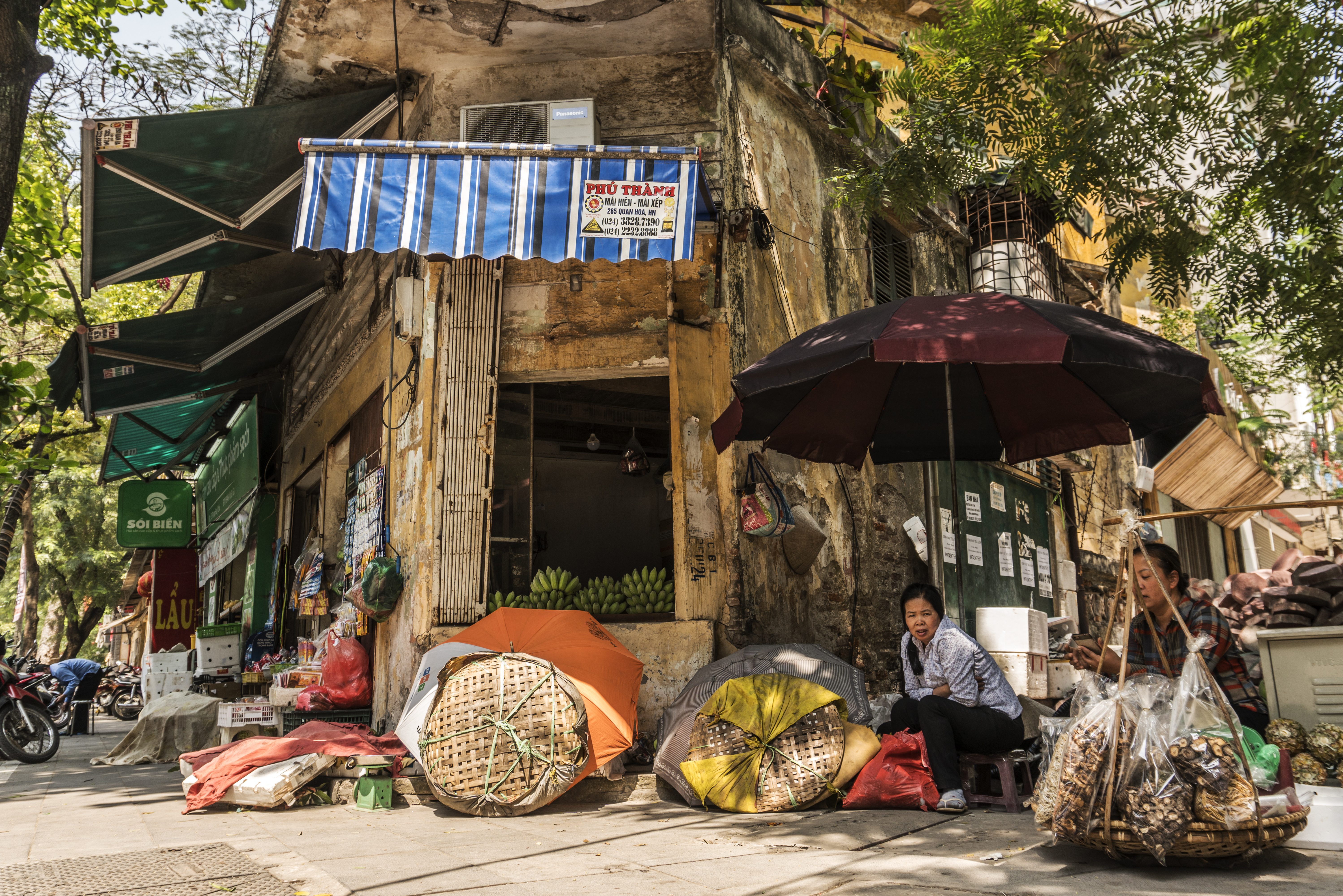 Straatverkopers in de oude wijk van Hanoi, Vietnam
