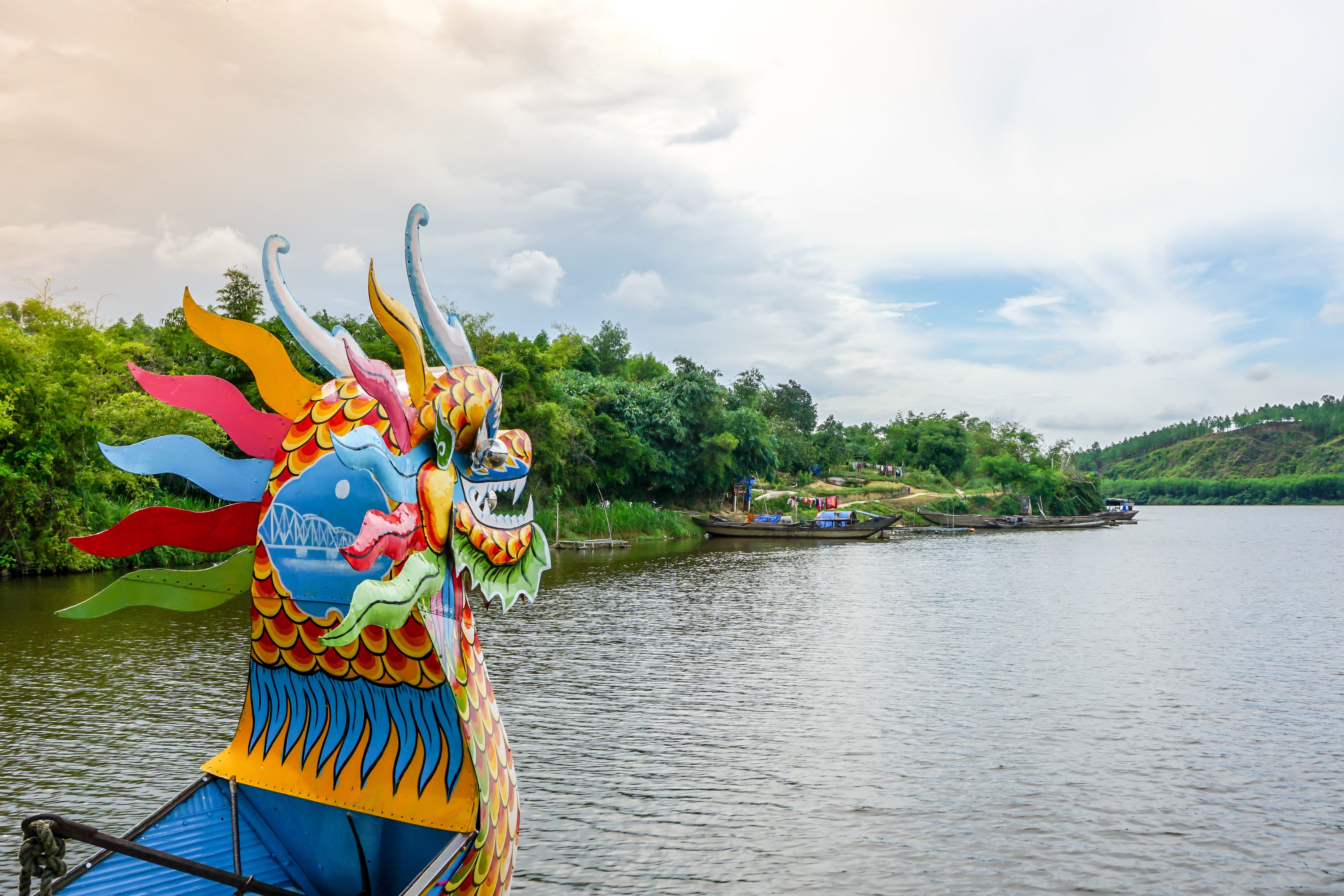 Varen in een traditionele drakenboot op de Parfumrivier in Hue, Vietnam