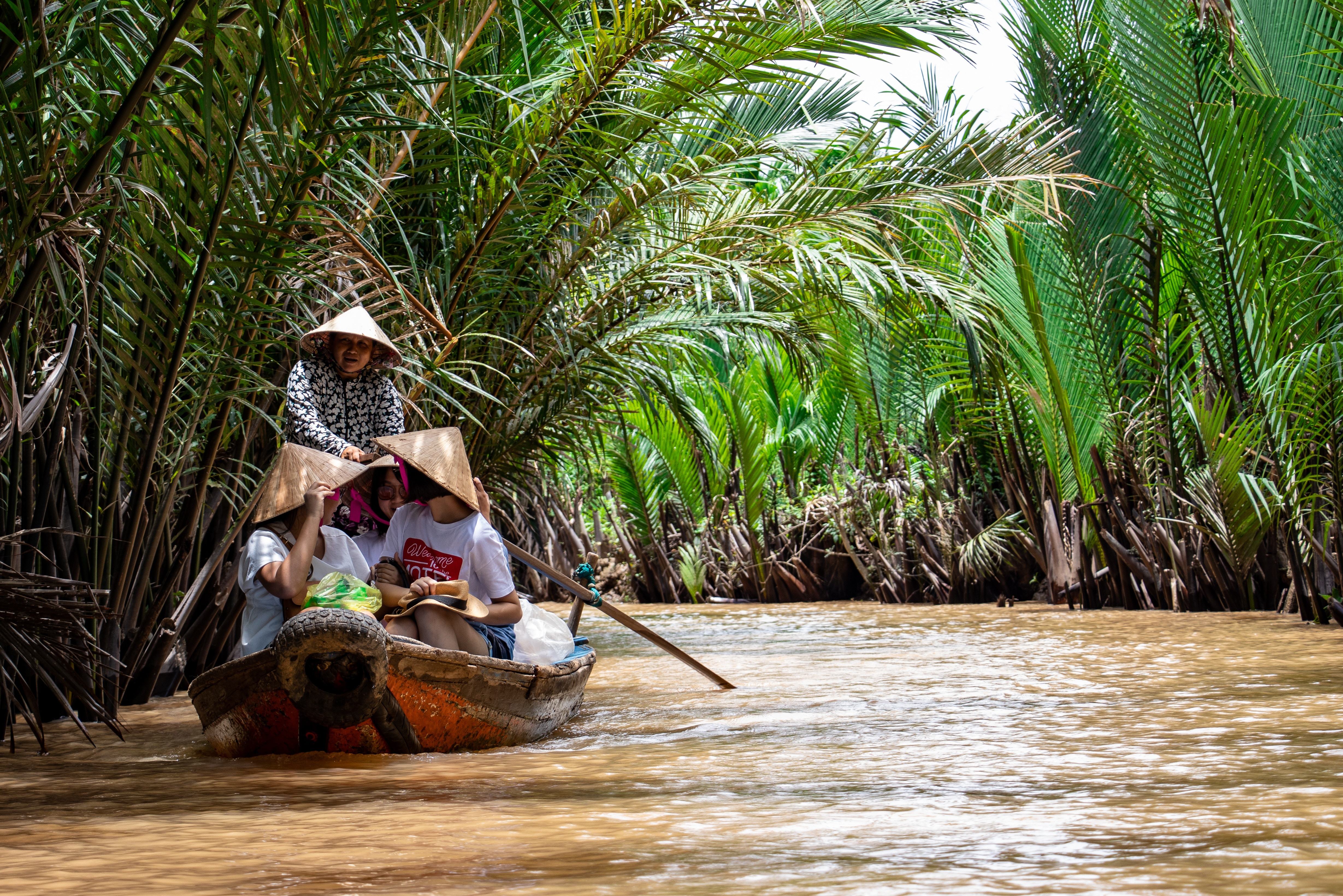 Varen door de kanaaltjes van de Mekong Delta in Vietnam