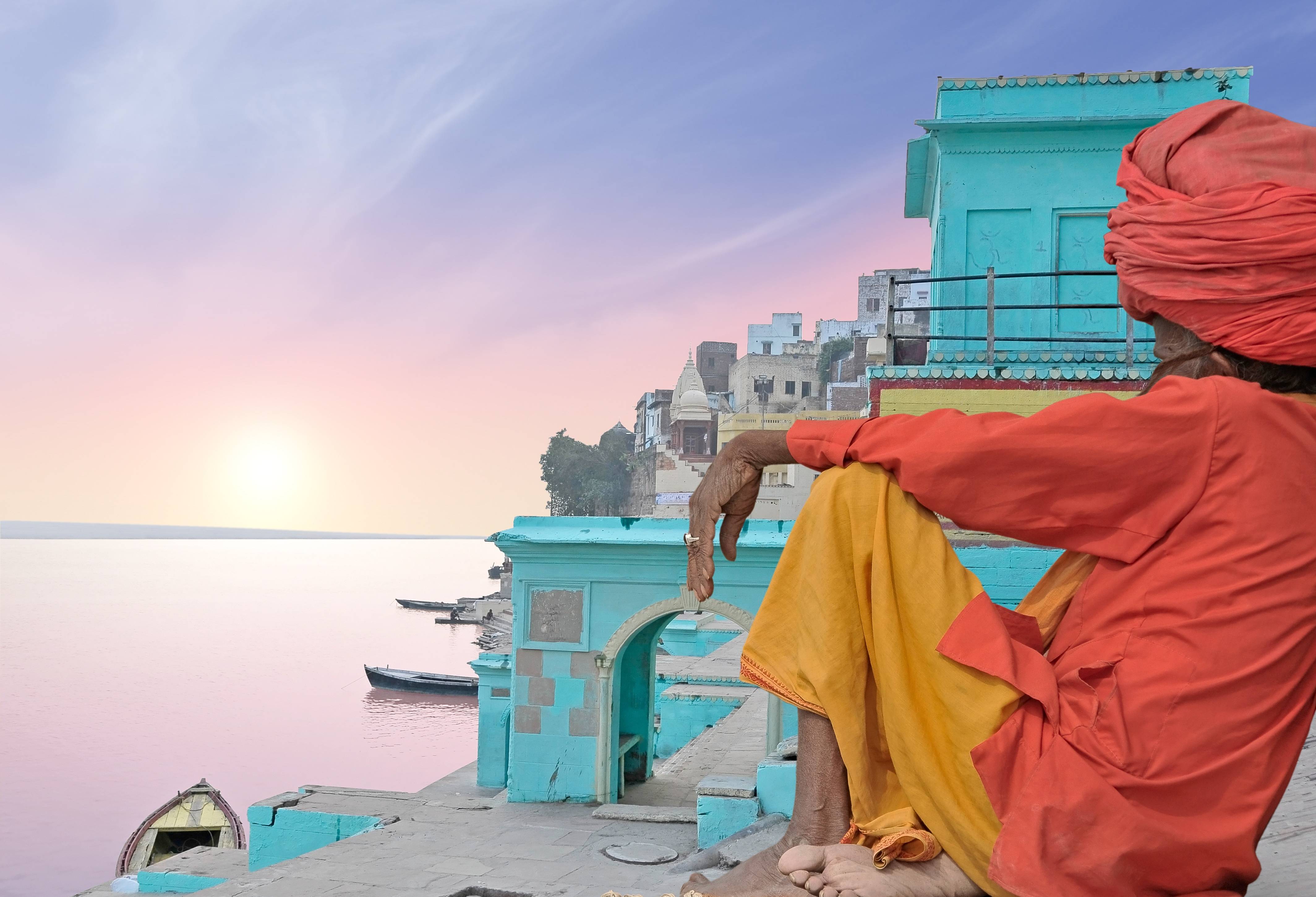 Heilige man kijkt over meer in Pushkar