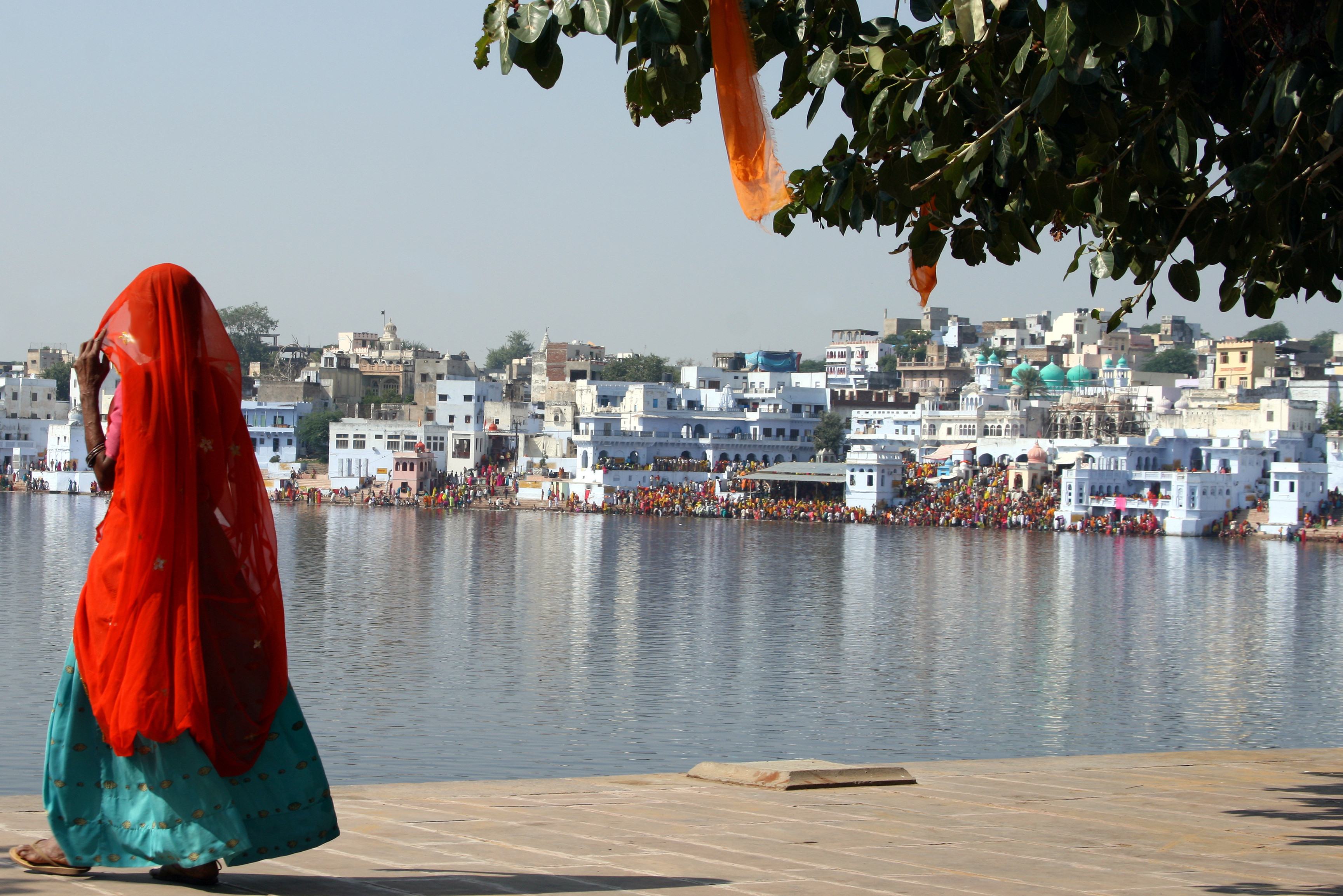 Vrouw in India kijkt over meer van Pushkar