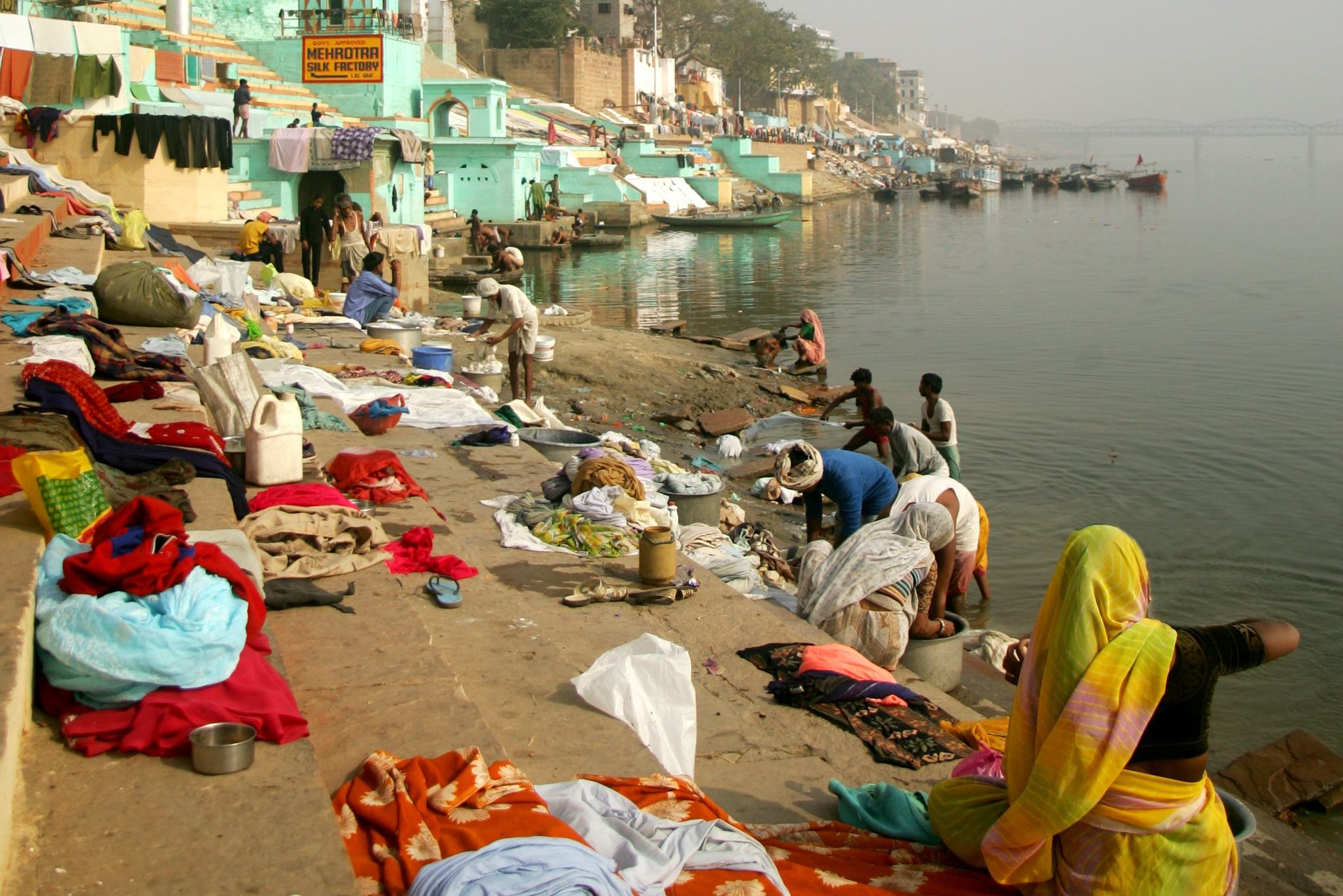 Kleding wassen bij de ghats van de Ganges in Varanasi