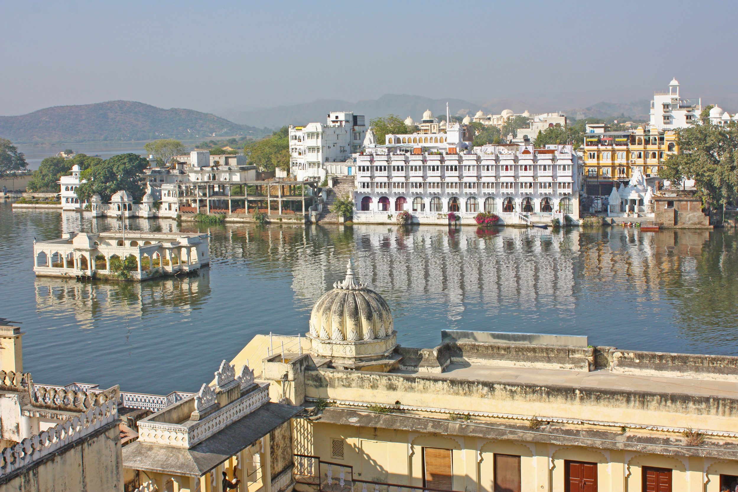 De witte stad Udaipur in Rajasthan India