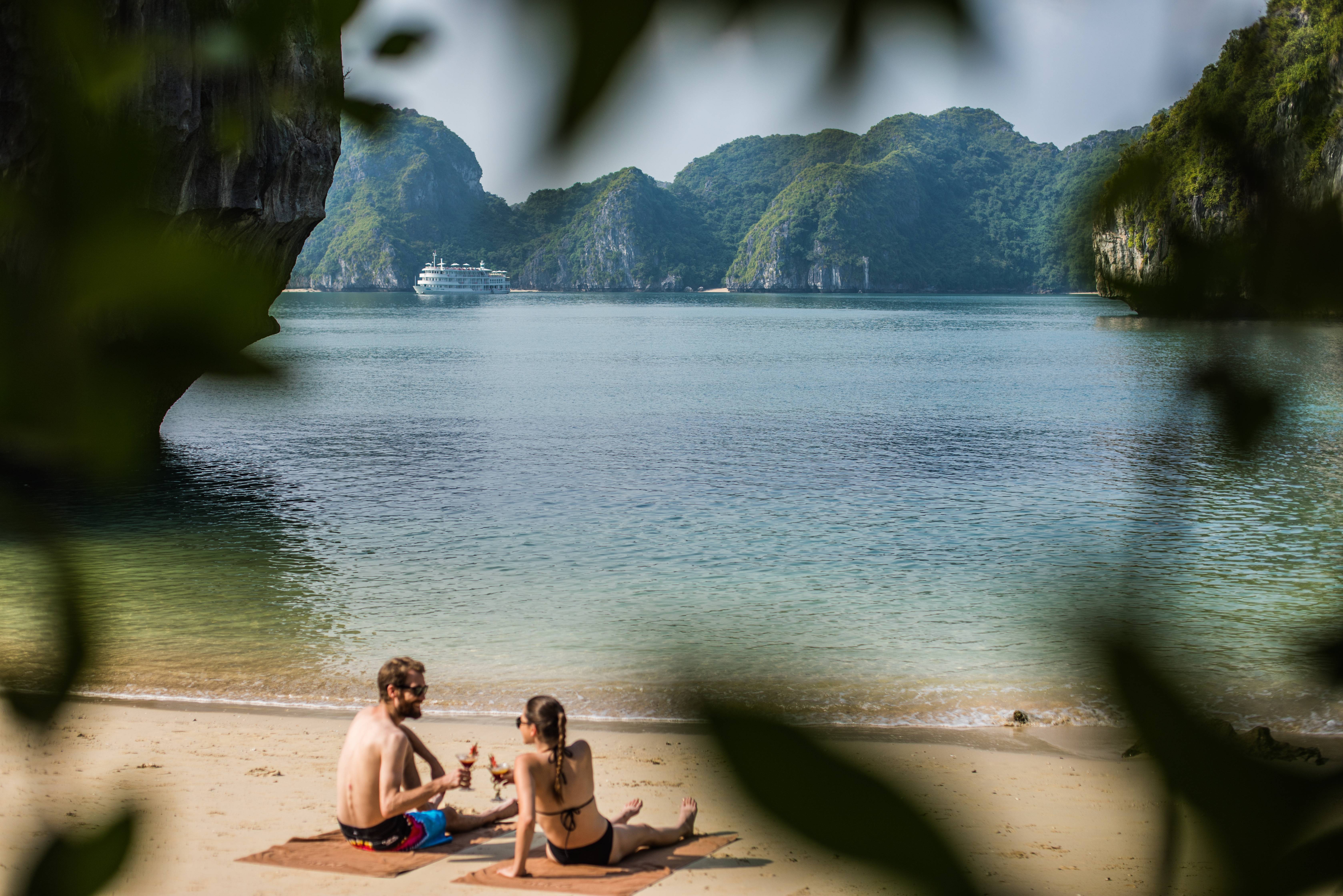 Relaxen op een rustig strandje in Halong Bay, Vietnam