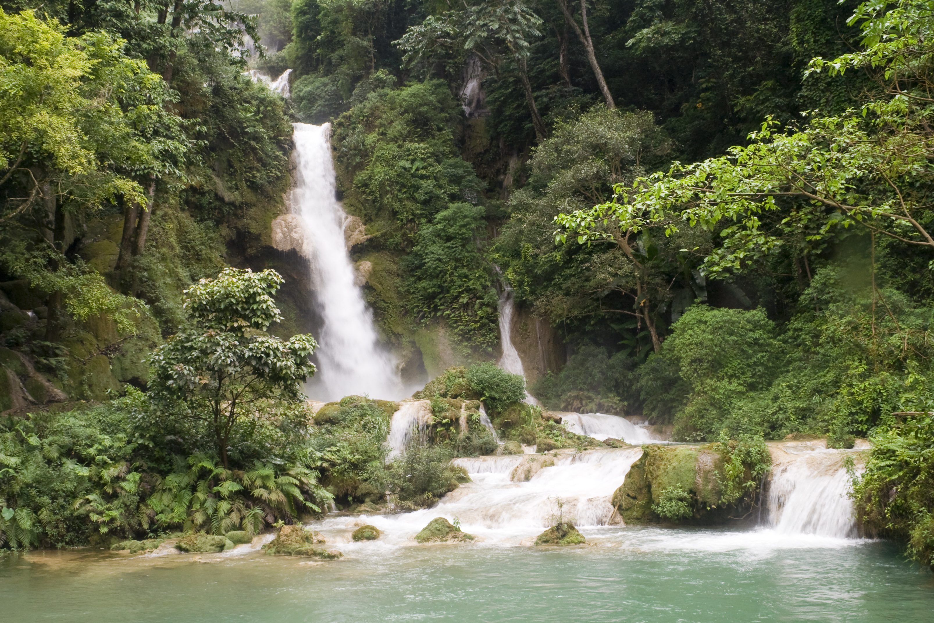 Waterval op het groene Bolaven plateau in Laos