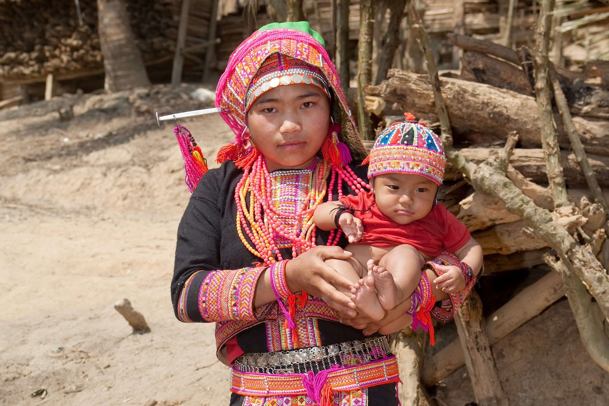 Vrouw met kind van het Akha volk van Laos