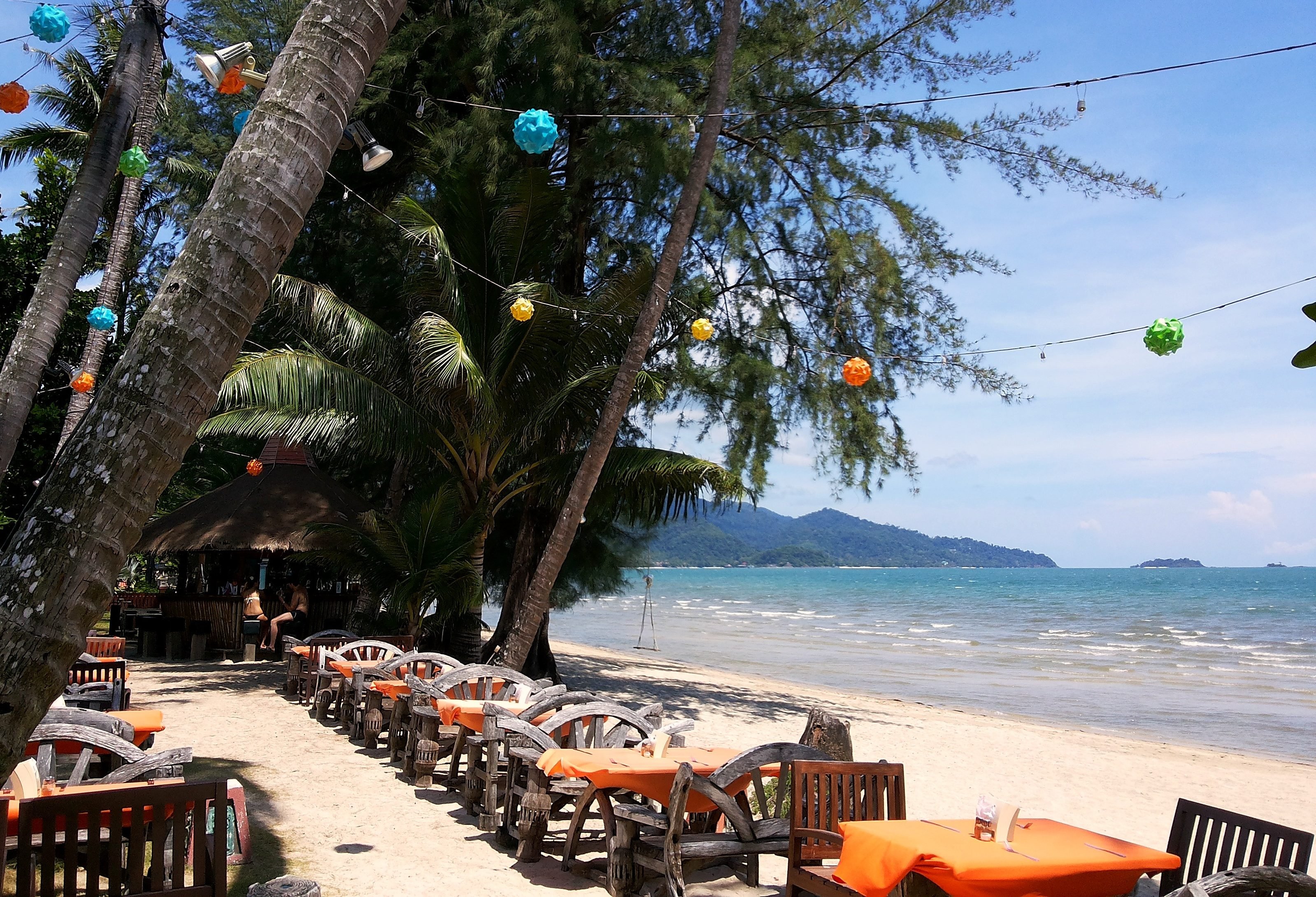 Terras aan het strand van het Koh Chang Paradise Resort op Koh Chang, Thailand