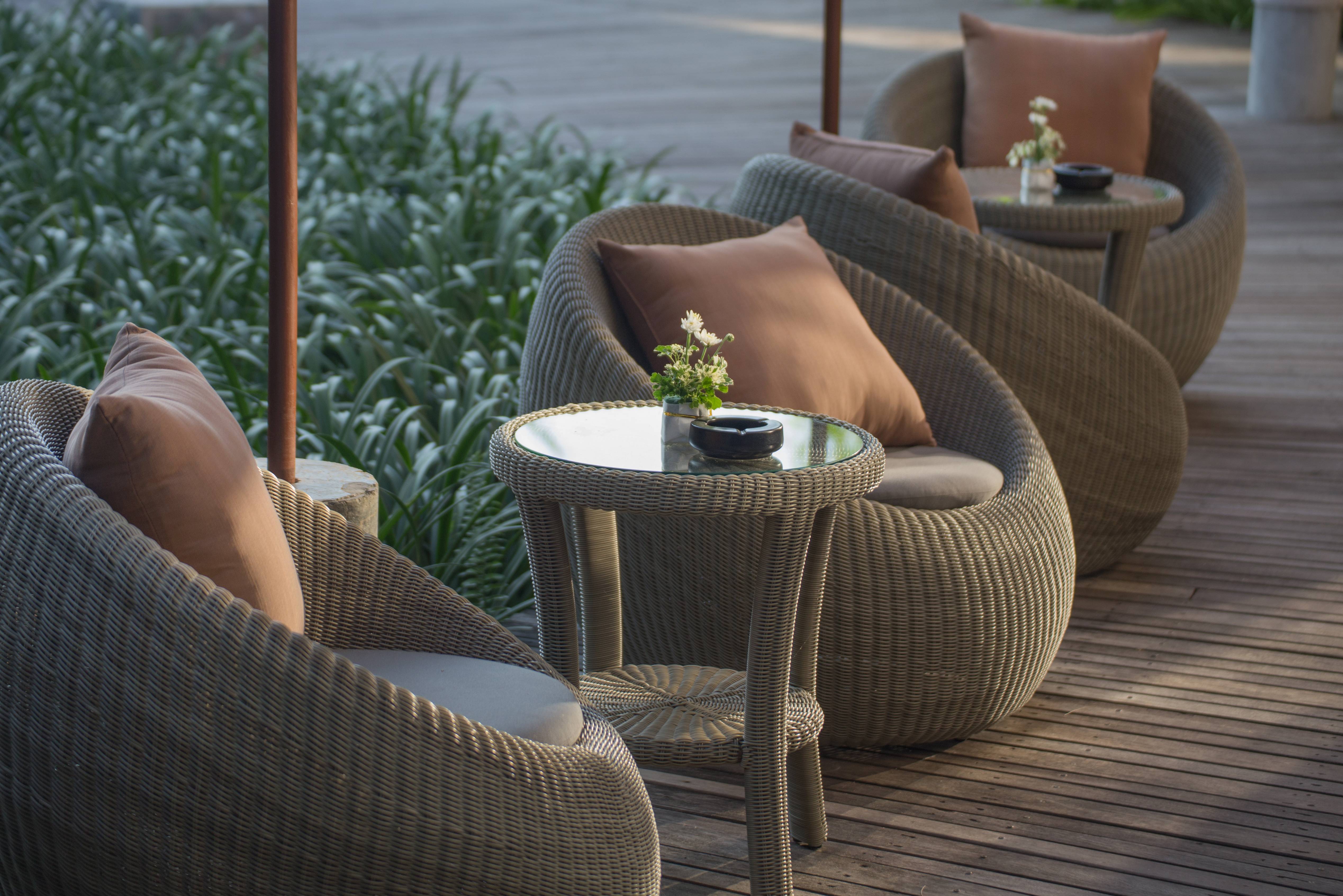 Loungen in The Cafe van The Dewa op Koh Chang, Thailand