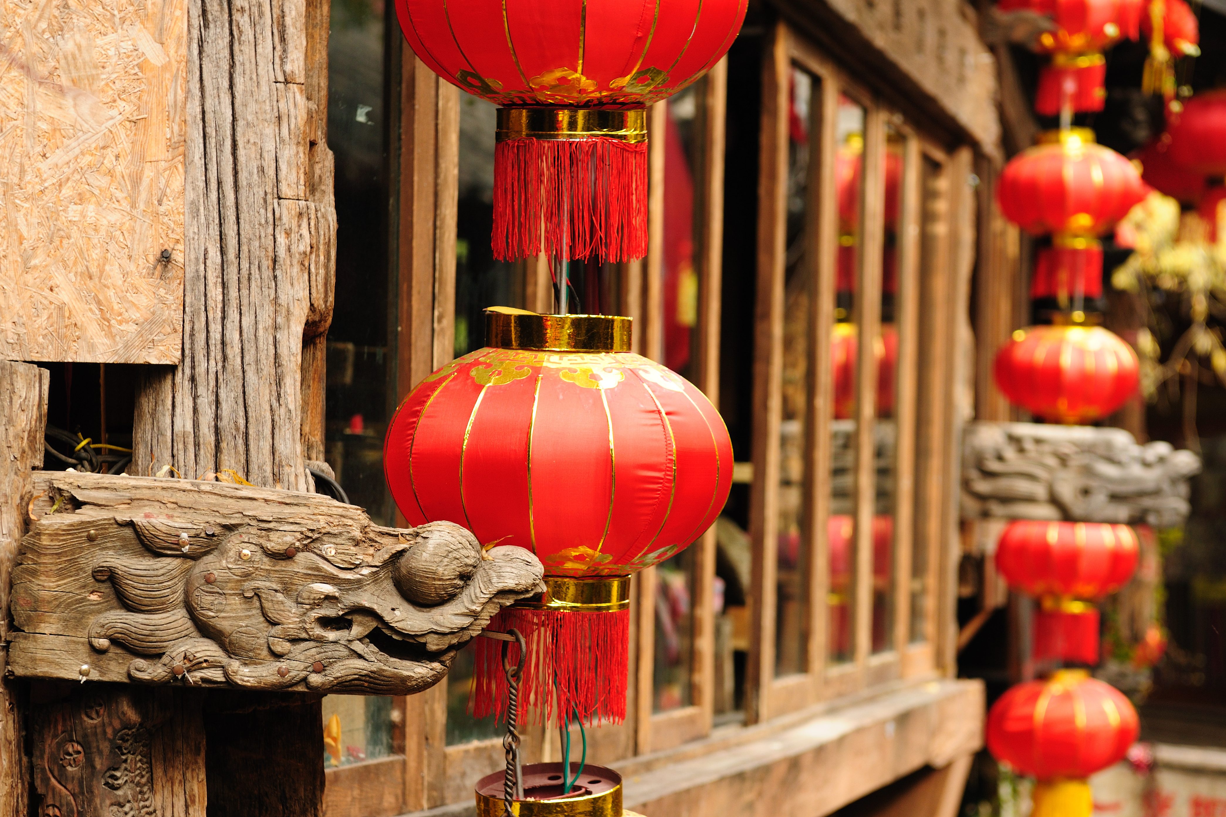 Huis met rode lampionnen in Dali in Yunnan