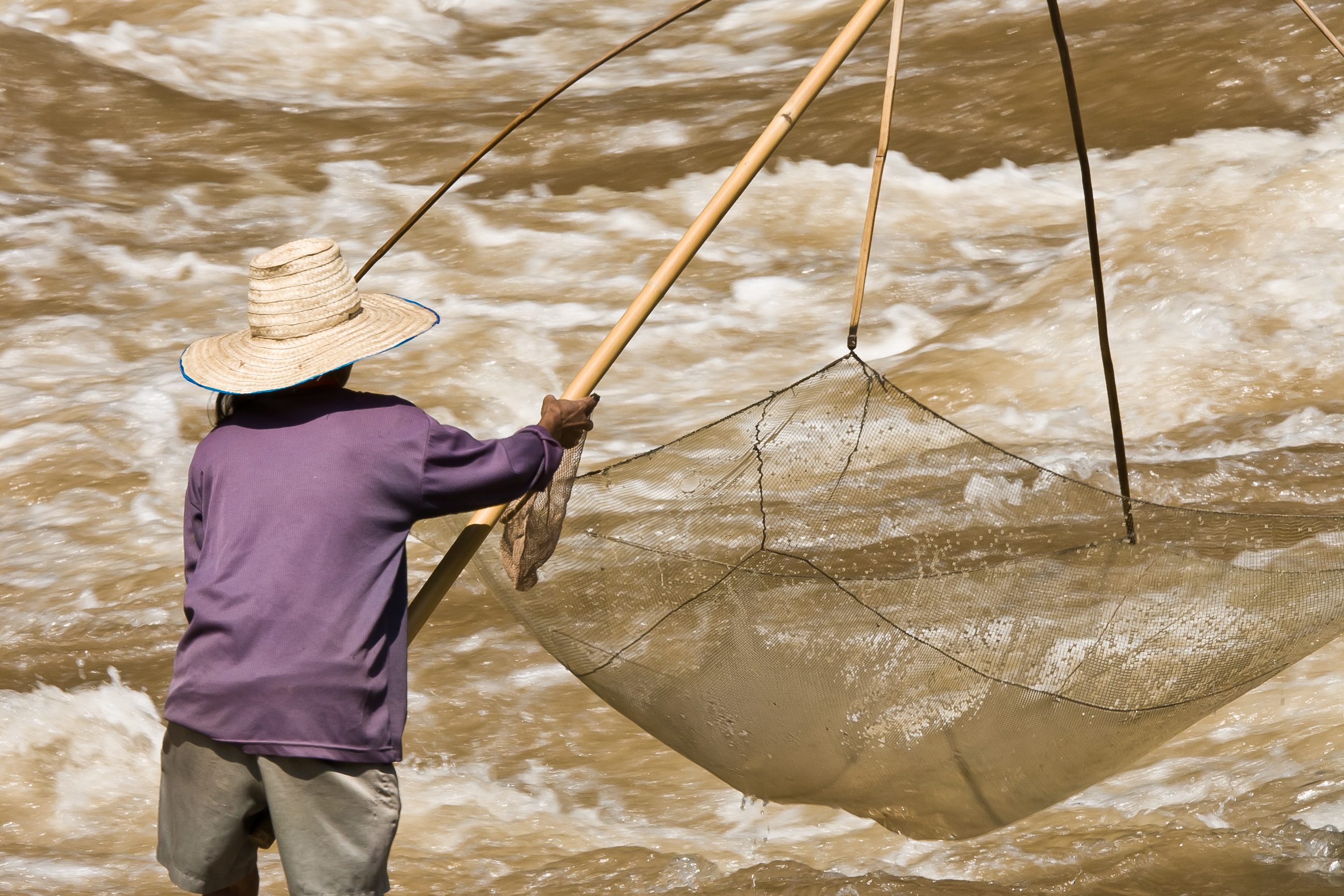 Visser met traditioneel net in Thailand