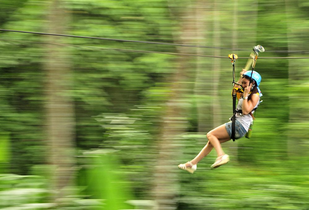 Kabelbaan tijdens de treetop adventure nabij Chiang Mai, Thailand