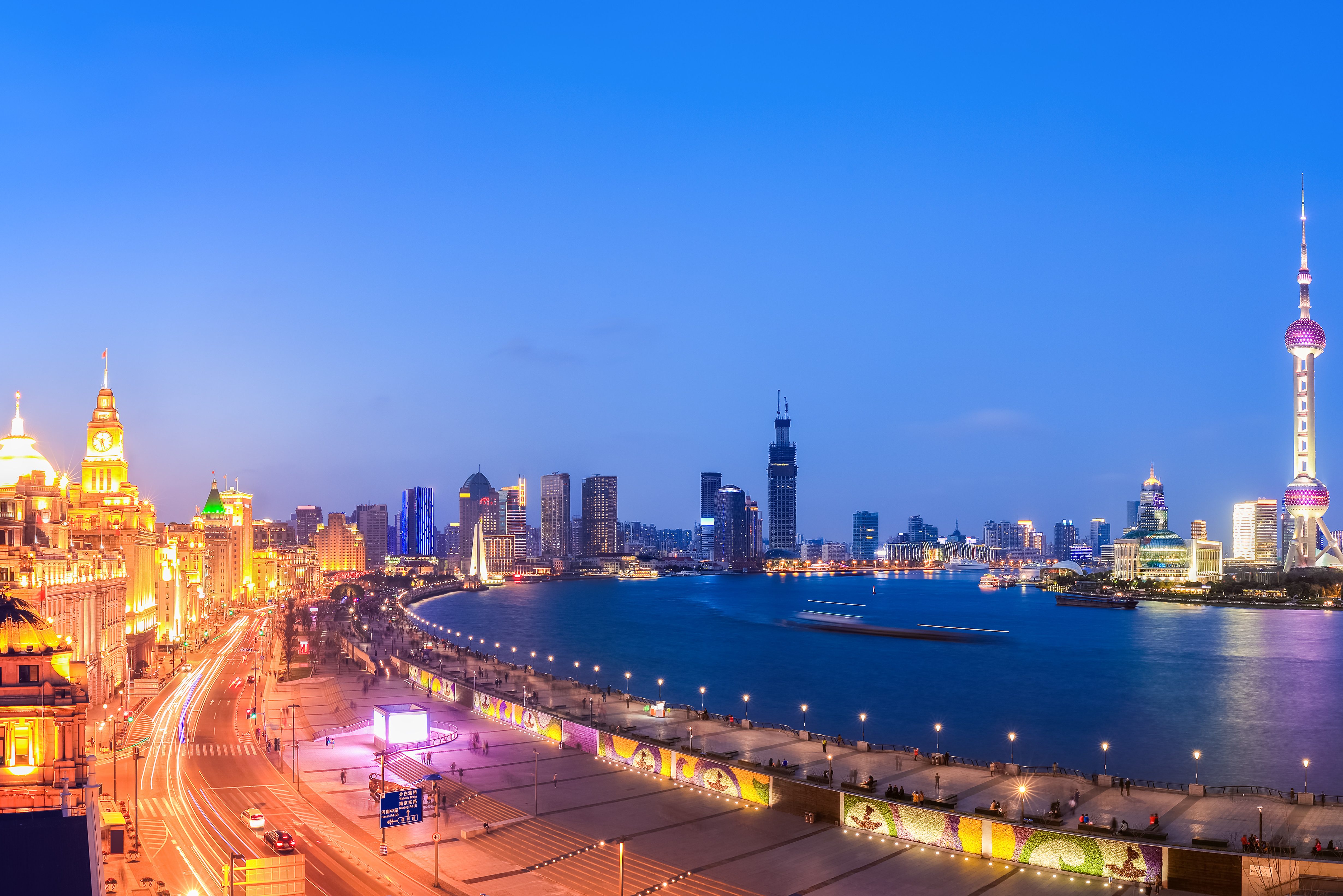 The Bund en Pudong in de avond in Shanghai