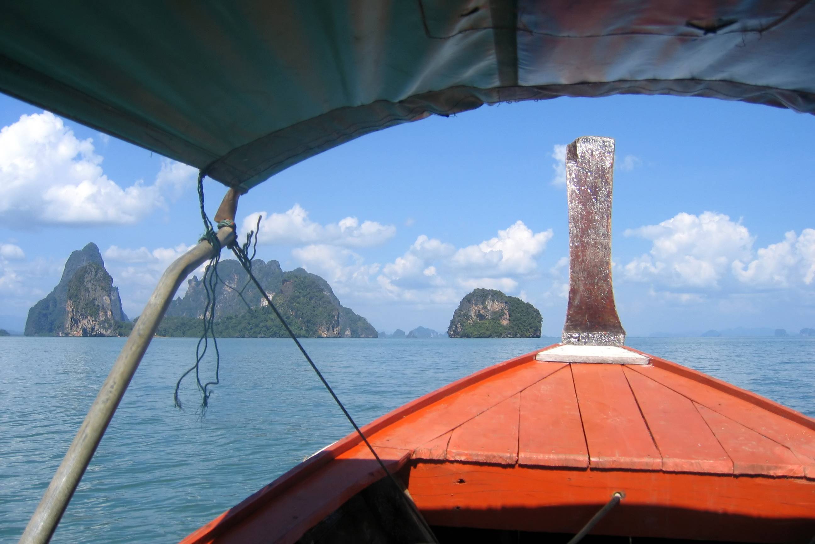 Per longtailboot varen door Phang Nga Bay, Thailand